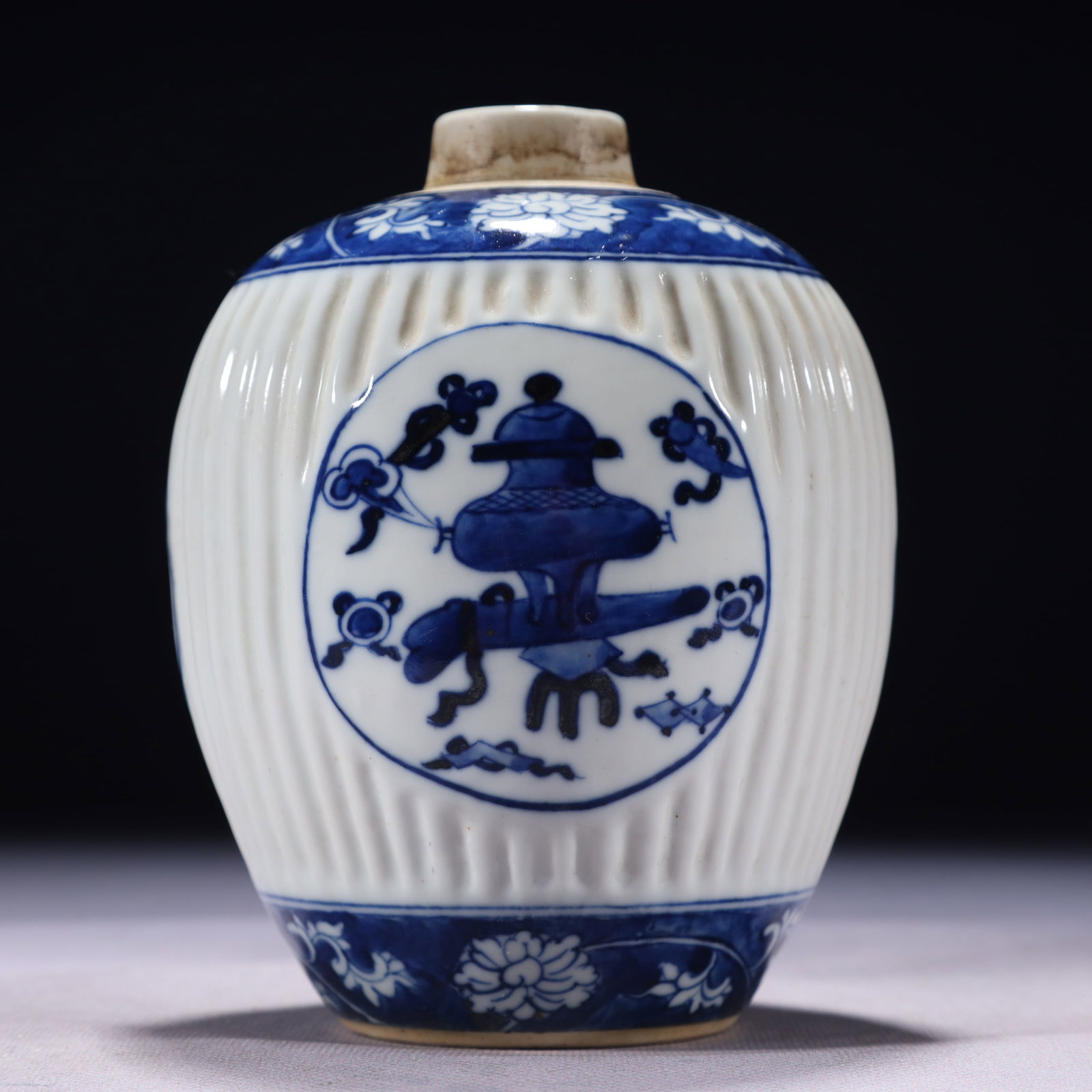An Exquisite Blue and White Flower Pattern Vase: An Exquisite Blue and White Flower Pattern Vase,Qing Dynasty,China,Size:4.3inx6.3in,Weight:500g 青花花卉纹瓶,中国清代
