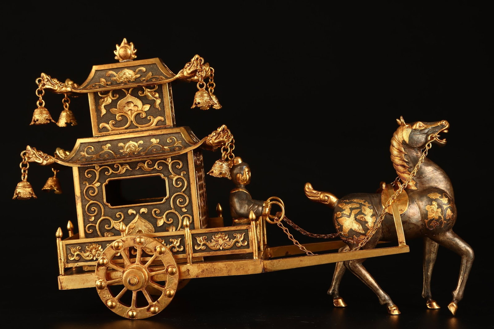 An Exquisite Gilt Lotus Pattern Carriage: An Exquisite Gilt Lotus Pattern Carriage,Qing Dynasty,China,Size:8.5inx11.8inx5.1in,Weight:2495g 鎏金缠枝莲纹马车,中国清代