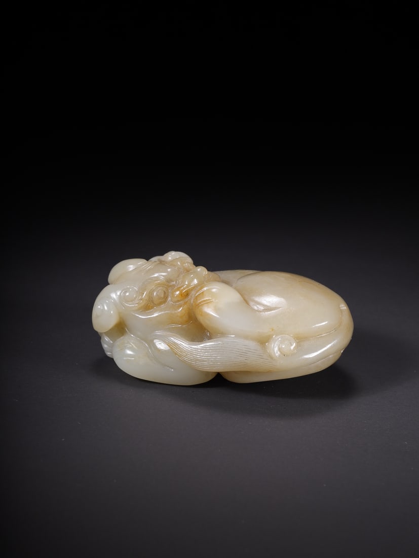 An Exquisite White Jade Auspicious Beast Hand Piece (1 of 11)