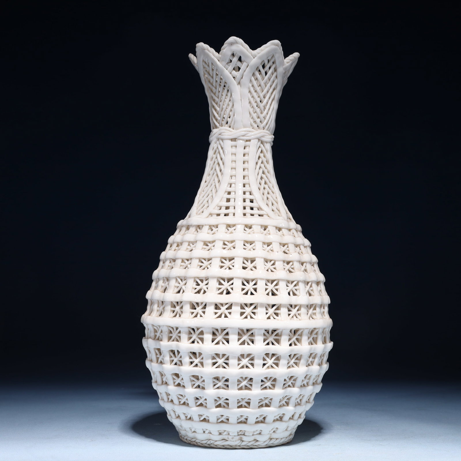 An Exquisite Blance-De-Chine Vase: An Exquisite Blance-De-Chine Vase Blance-De-Chine Vase,Ming Dynasty,China,Size:5.1inx3.9inx9.1in,Weight:1450g 德化瓷瓶,中国明代