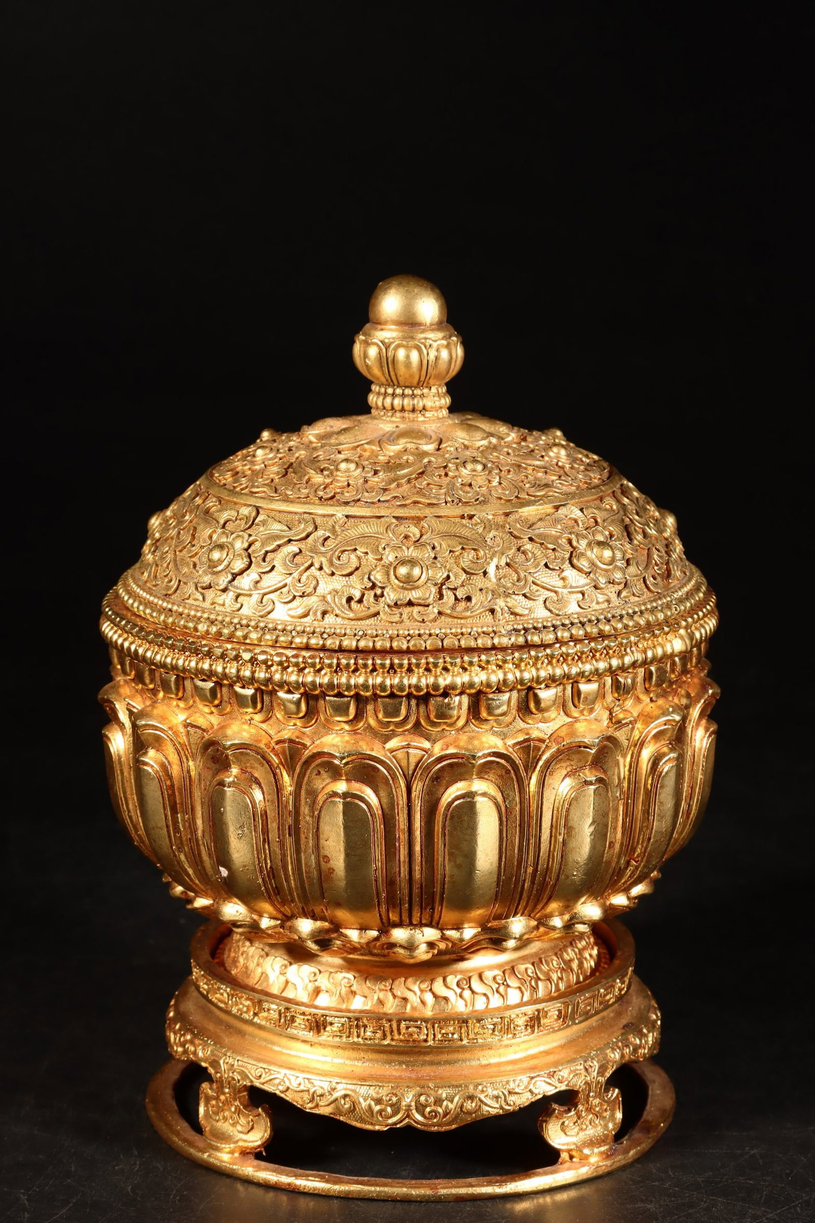 An Exquisite Gilt Bronze Lotus Pattern Jar with Cover: An Exquisite Gilt Bronze Lotus Pattern Jar with Cover,Qing Dynasty,China,Size:4.7inx4.7inx7.1in,Weight:1391g 铜鎏金缠枝莲纹盖罐,中国&#