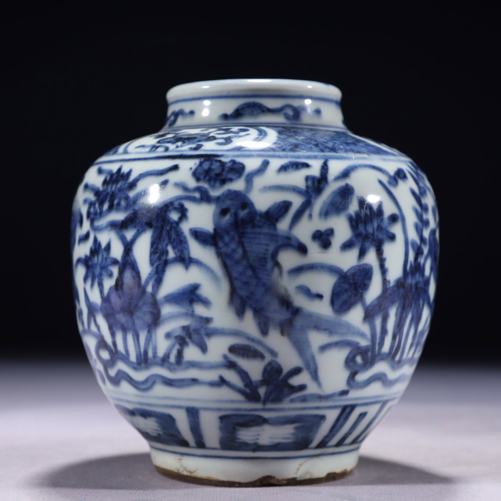 An Exquisite Blue and White Hornwort Pattern Jar: An Exquisite Blue and White Hornwort Pattern Jar,Qing Dynasty,China,Size:4.7inx5.9in,Weight:500g 青花鱼藻纹罐,中国清代