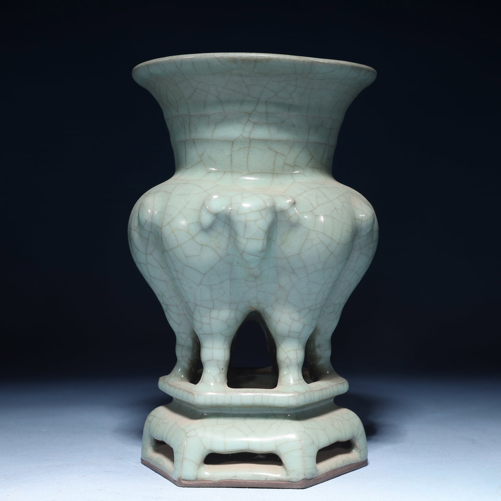 An Exquisite Guan yao Censer: An Exquisite Guan yao Censer Guan yao Censer,Song Dynasty,China,Size:5.1inx8.3in,Weight:1250g 官窑香炉,中国宋代