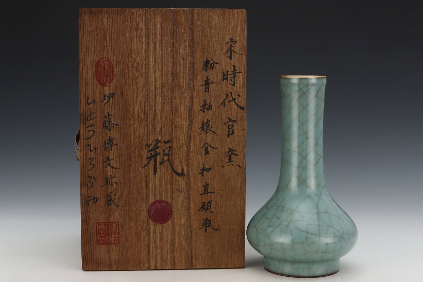 An Exquisite Guan yao Celadon Glazed Painted Gold Vase,with an Imperial Poem by Emperor Qianlong: An Exquisite Guan yao Celadon Glazed Painted Gold Vase,with an Imperial Poem by Emperor Qianlong,Song Dynasty,China,Size:8.3inx4.7in ????????,??????,????
