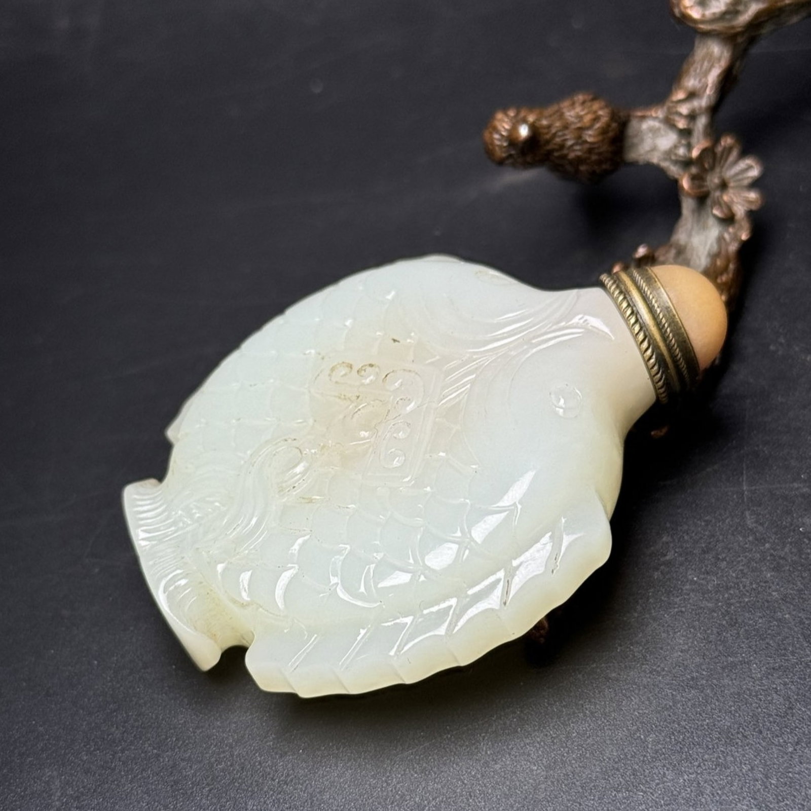 An Exquisite White Jade Fish Pattern Snuff Bottle - 3