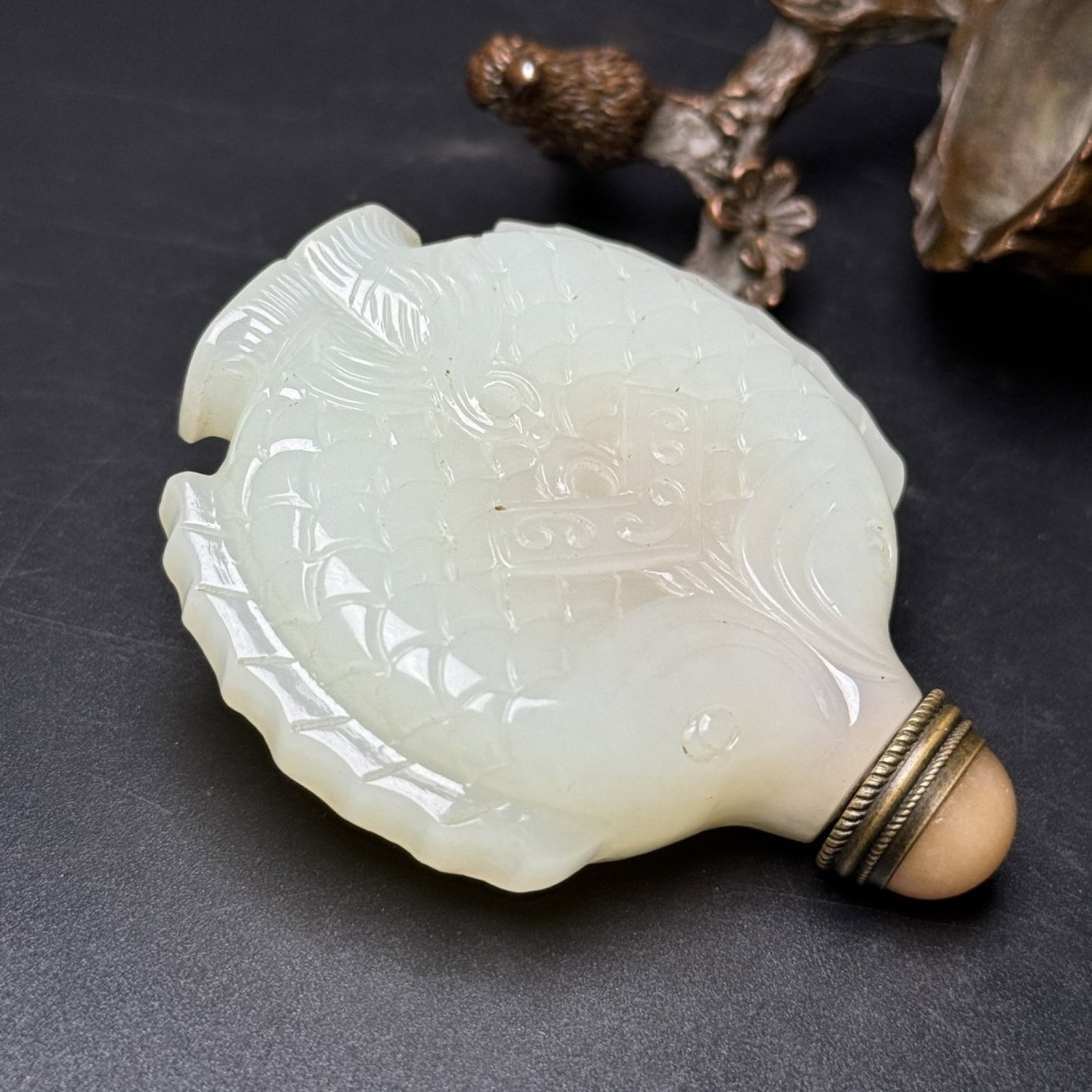 An Exquisite White Jade Fish Pattern Snuff Bottle - 4
