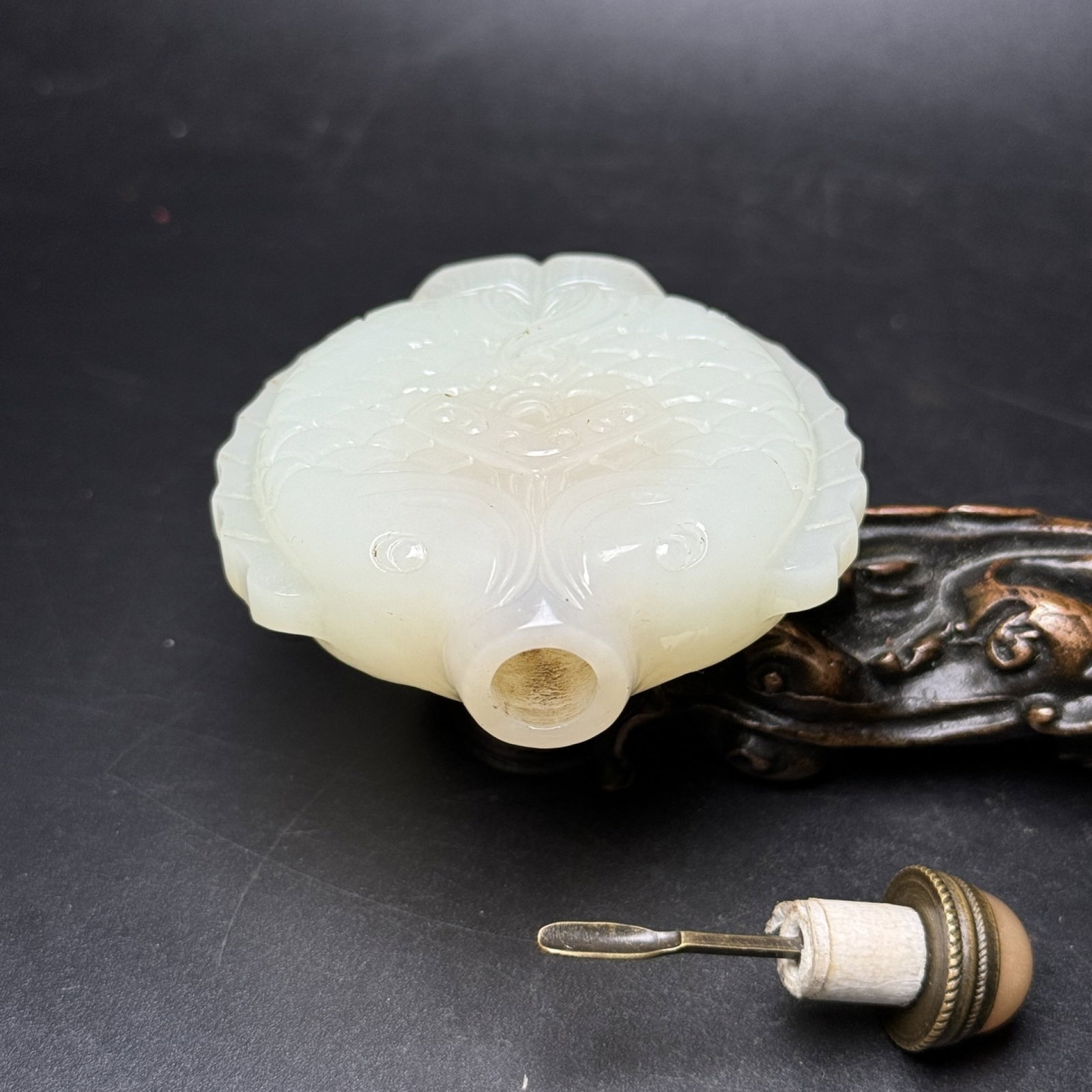 An Exquisite White Jade Fish Pattern Snuff Bottle - 5