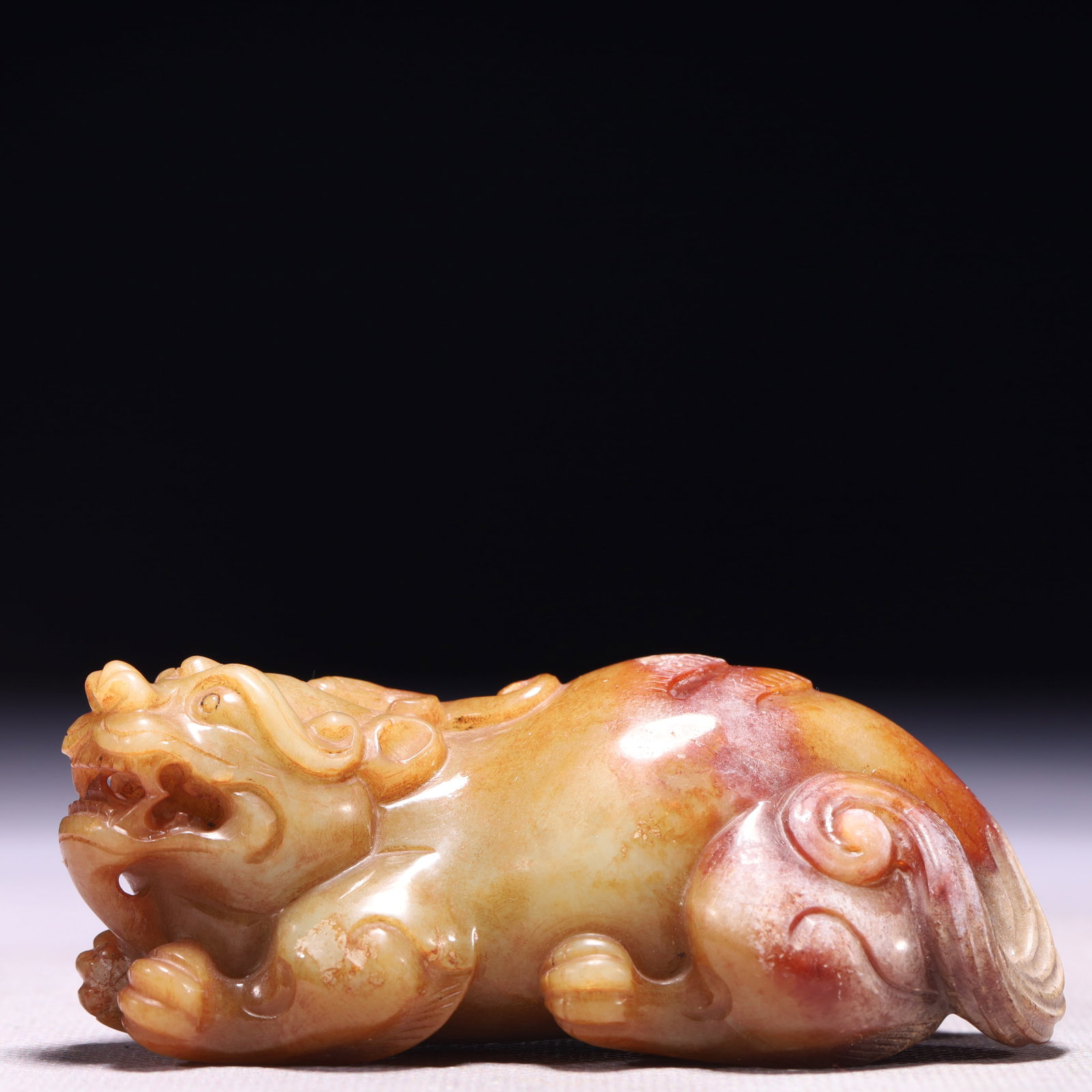 An Exquisite White Jade Unicorn Ornament: An Exquisite White Jade Unicorn Ornament,Qing Dynasty,China,Size:3.5inx1.6inx1.4in,Weight:214g 白玉独角兽摆件,中国清代