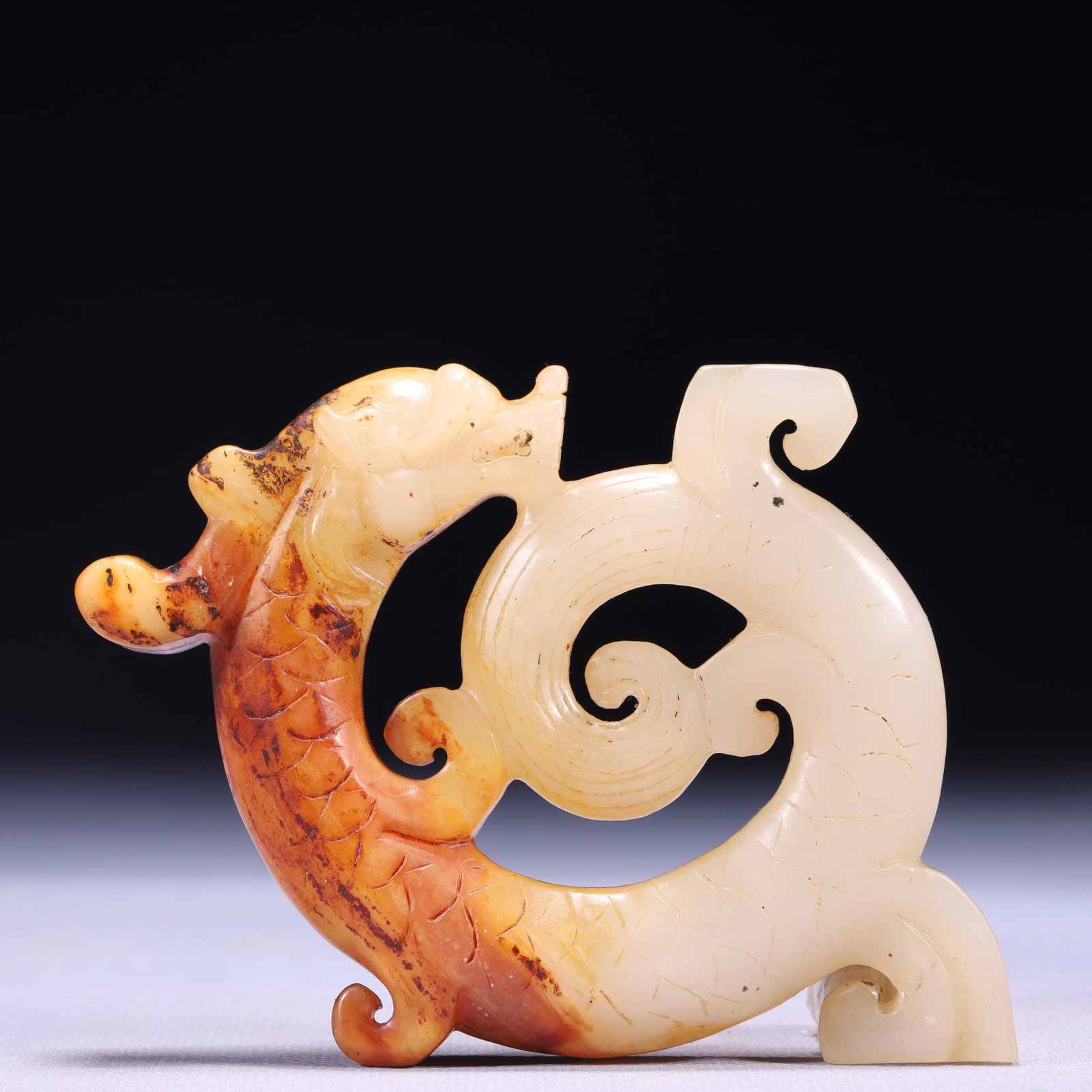 An Exquisite White Jade Dragon Ornament: An Exquisite White Jade Dragon Ornament,Qing Dynasty,China,Size:3.5inx0.4inx4.3in,Weight:187g 白玉龙摆件,中国清代