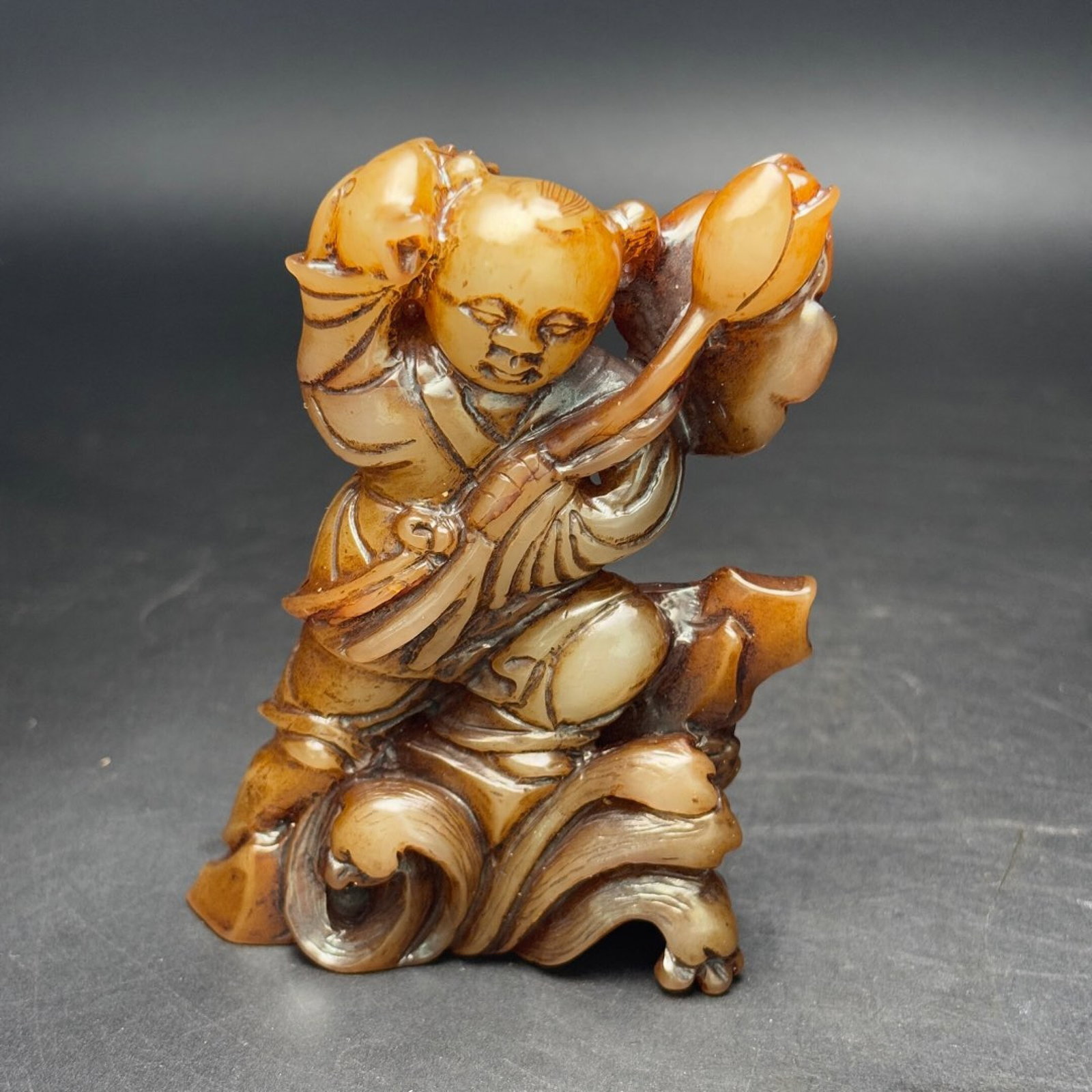An Exquisite White Jade Figure Ornament: An Exquisite White Jade Figure Ornament,Qing Dynasty,China,Size:2.4inx3.3inx1.1in,Weight:164g 白玉人物摆件,中国清代