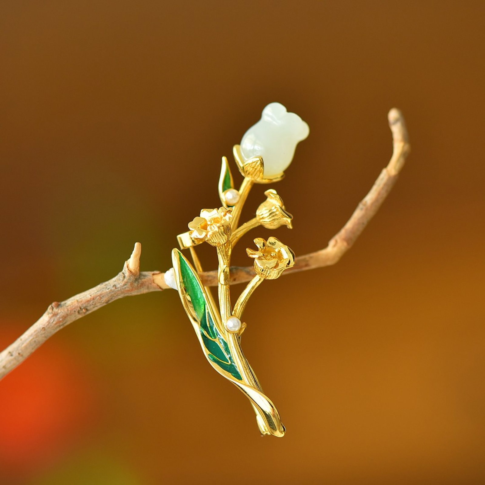 An Exquisite Sterling Silver-Gold Plated Inlaid White Jade Brooch: An Exquisite Sterling Silver-Gold Plated Inlaid White Jade Brooch,Size:0.4inx0.4in 纯银镀金镶白玉胸针