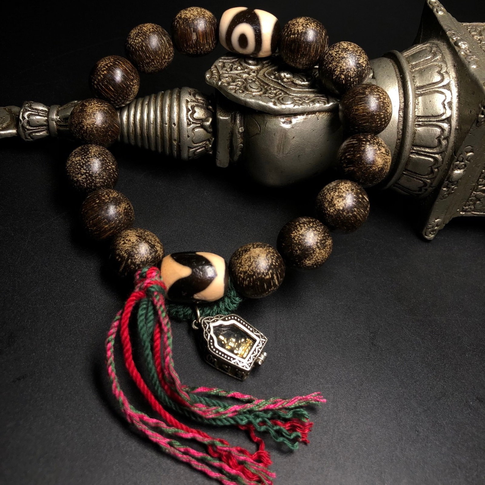 A Precious Dzi Bead Bracelets: A Precious Dzi Bead Bracelets,Size:0.6in 天珠手串