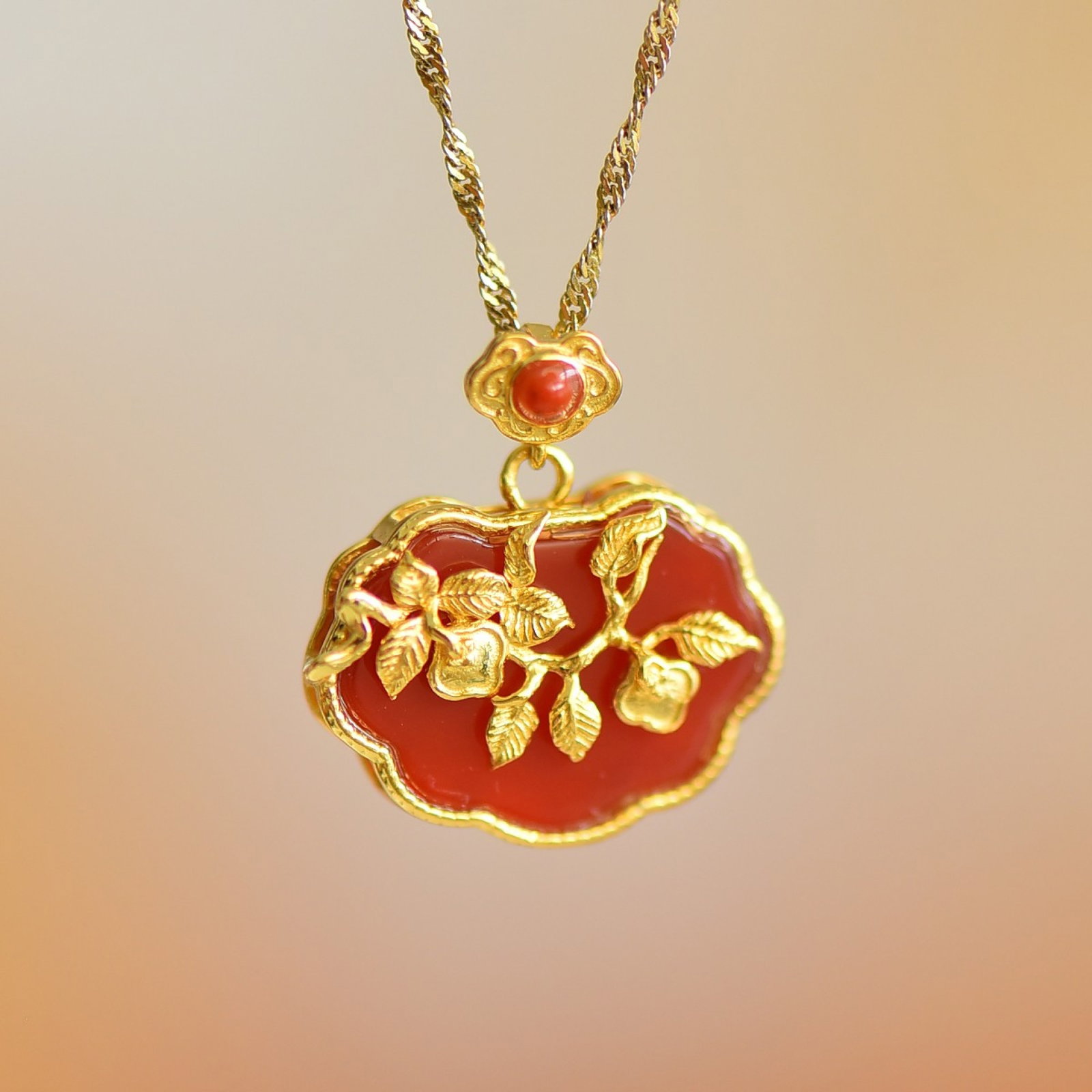 An Exquisite Sterling Silver-Gold Plated Inlaid Red Agate Necklace: An Exquisite Sterling Silver-Gold Plated Inlaid Red Agate Necklace,Size:0.5inx0.7in 纯银镀金镶红玛瑙项链
