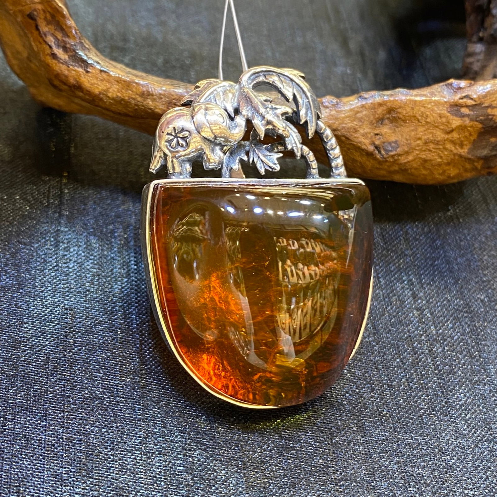 An Exquisite Beeswax Inlaid Silver Necklace: An Exquisite Beeswax Inlaid Silver Necklace,Size:1.2in,Weight:17.1g 蜜蜡镶银项链