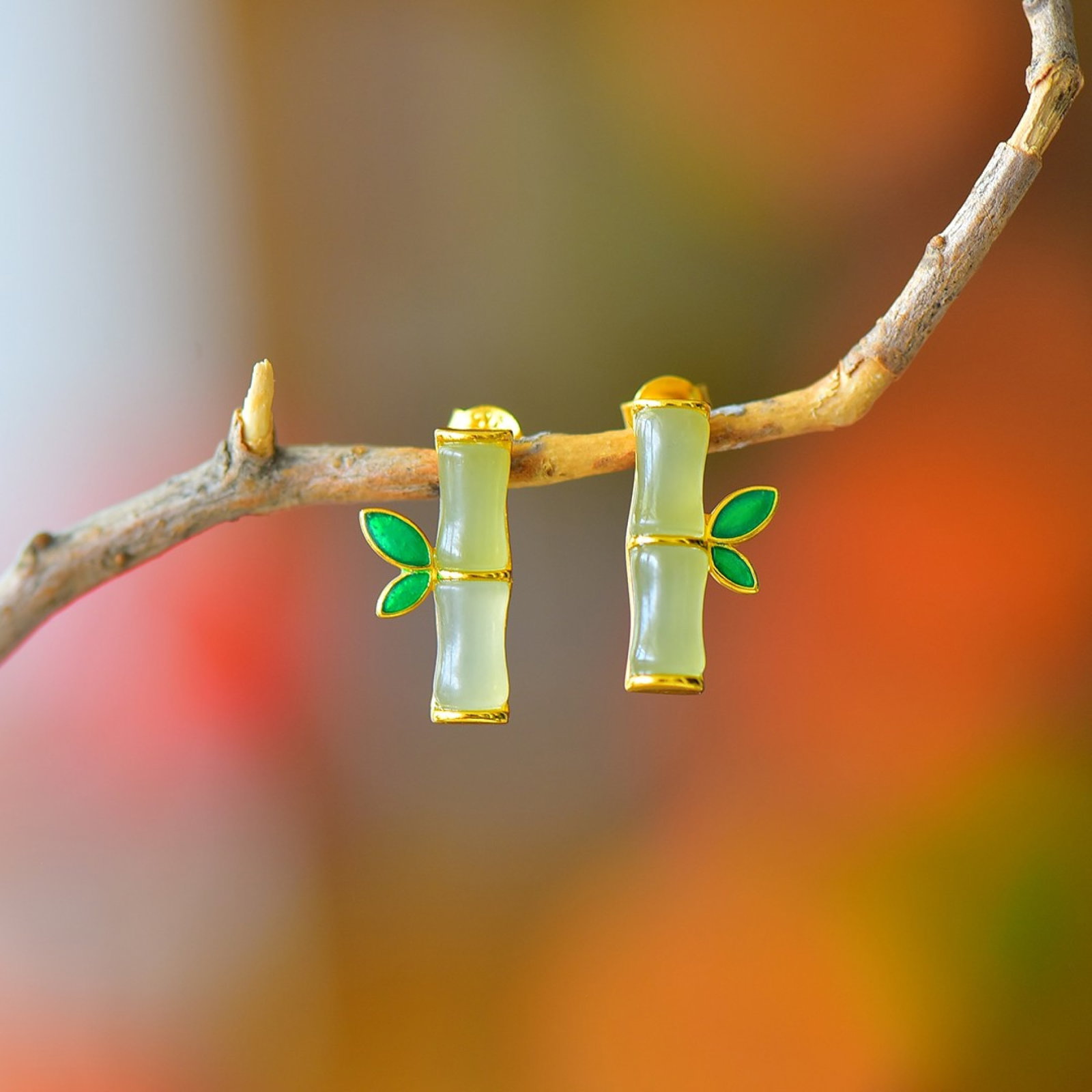 A Pair of Exquisite Sterling Silver-Gold Plated Inlaid Sapphire Earrings: A Pair of Exquisite Sterling Silver-Gold Plated Inlaid Sapphire Earrings 一对纯银镀金镶青玉耳环