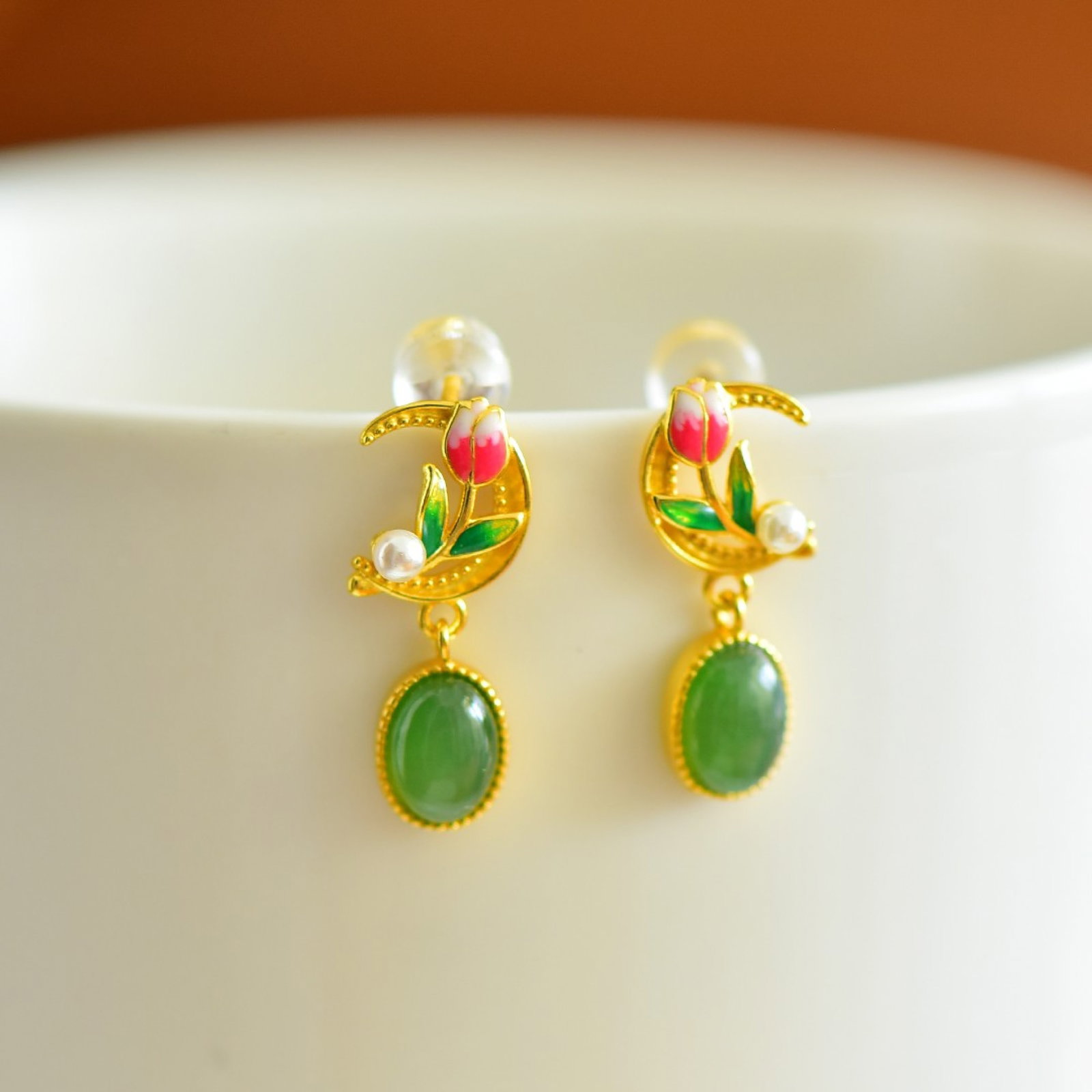 A Pair of Exquisite Sterling Silver-Gold Plated Inlaid Jasper Enamel Earrings,Inlaid Pearl: A Pair of Exquisite Sterling Silver-Gold Plated Inlaid Jasper Enamel Earrings,Inlaid Pearl,Size:0.2inx0.3in 一对纯银镀金镶碧玉珐琅 