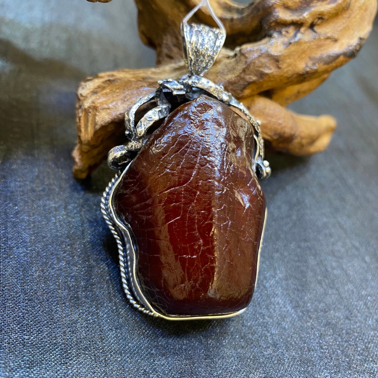An Exquisite Beeswax Inlaid Silver Necklace: An Exquisite Beeswax Inlaid Silver Necklace,Size:1.5in,Weight:30.9g 蜜蜡镶银项链
