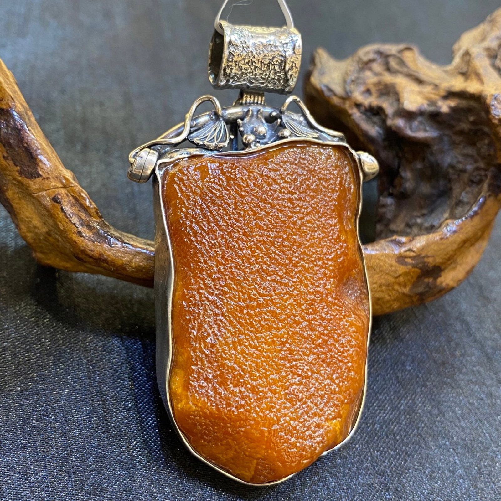 An Exquisite Beeswax Inlaid Silver Necklace: An Exquisite Beeswax Inlaid Silver Necklace,Size:1.5in,Weight:36.2g 蜜蜡镶银项链