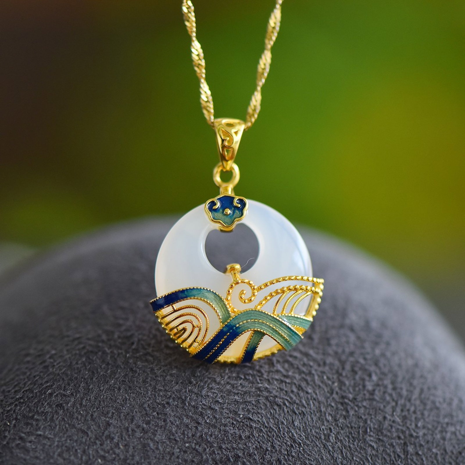 An Exquisite Sterling Silver-Gold Plated Inlaid Agate Enamel Pendant: An Exquisite Sterling Silver-Gold Plated Inlaid Agate Enamel Pendant,Size:0.8inx0.8in 纯银镀金镶玛瑙珐琅吊坠