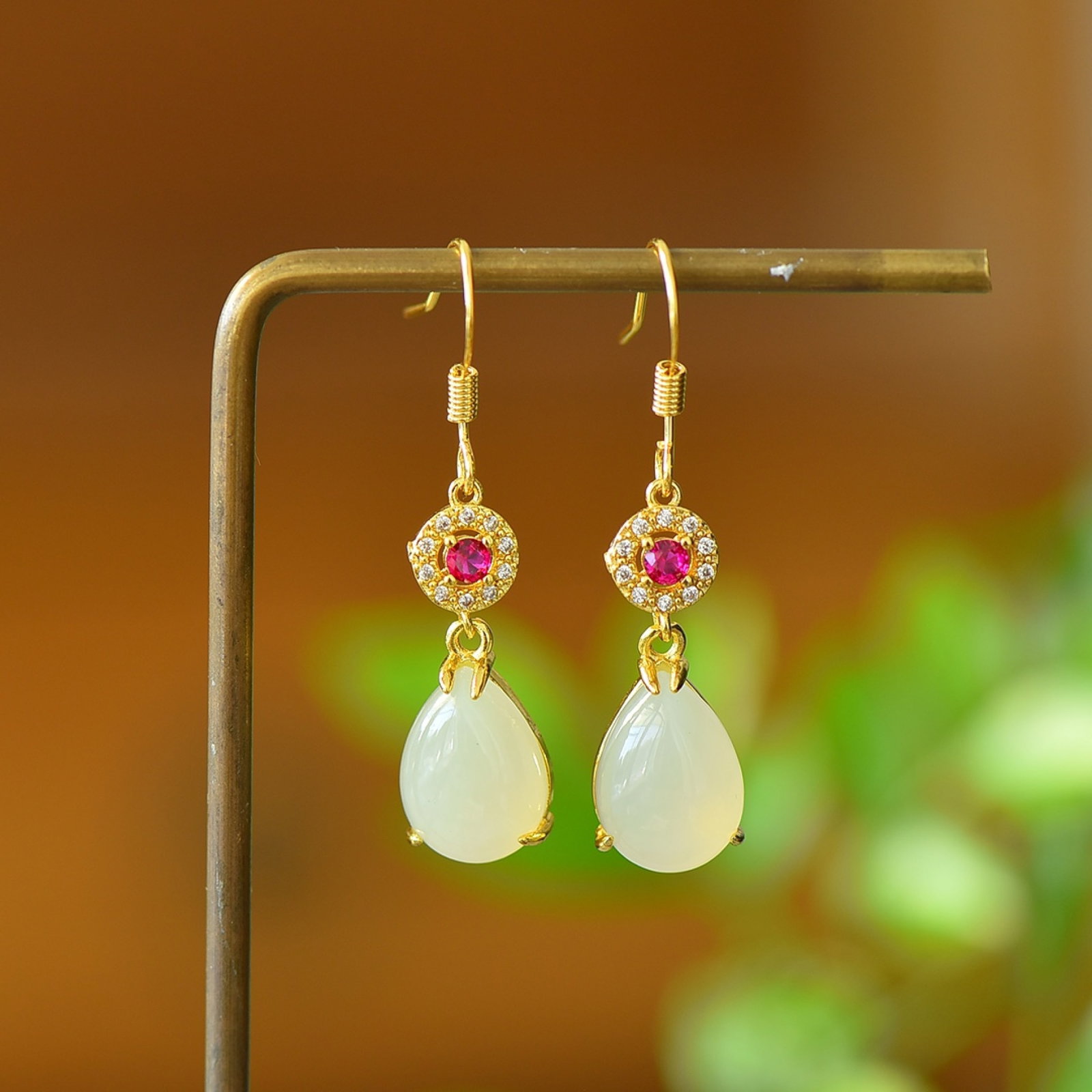 A Pair of Exquisite Bronze-Gold Plated Inlaid White Jade Earrings: A Pair of Exquisite Bronze-Gold Plated Inlaid White Jade Earrings,Size:0.4inx0.6in 一对铜镀金镶白玉耳环