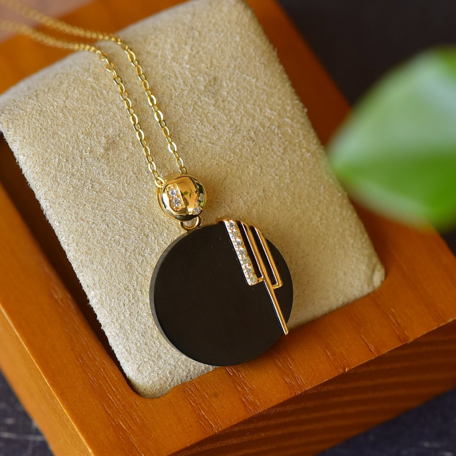 An Exquisite Sterling Silver-Gold Plated Inlaid Black Jade Necklace,Inlaid Diamond: An Exquisite Sterling Silver-Gold Plated Inlaid Black Jade Necklace,Inlaid Diamond,Size:0.7inx1in ?????????,???