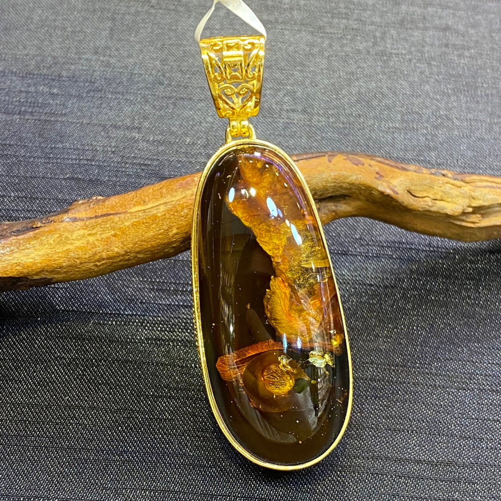 An Exquisite Beeswax Inlaid Silver Necklace: An Exquisite Beeswax Inlaid Silver Necklace,Size:1in,Weight:20.5g 蜜蜡镶银项链