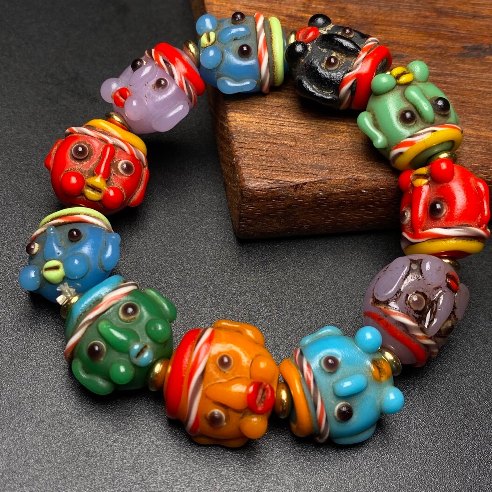 An Exquisite Glass Bracelet: An Exquisite Glass Bracelet,Size:0.7in*11 琉璃手串