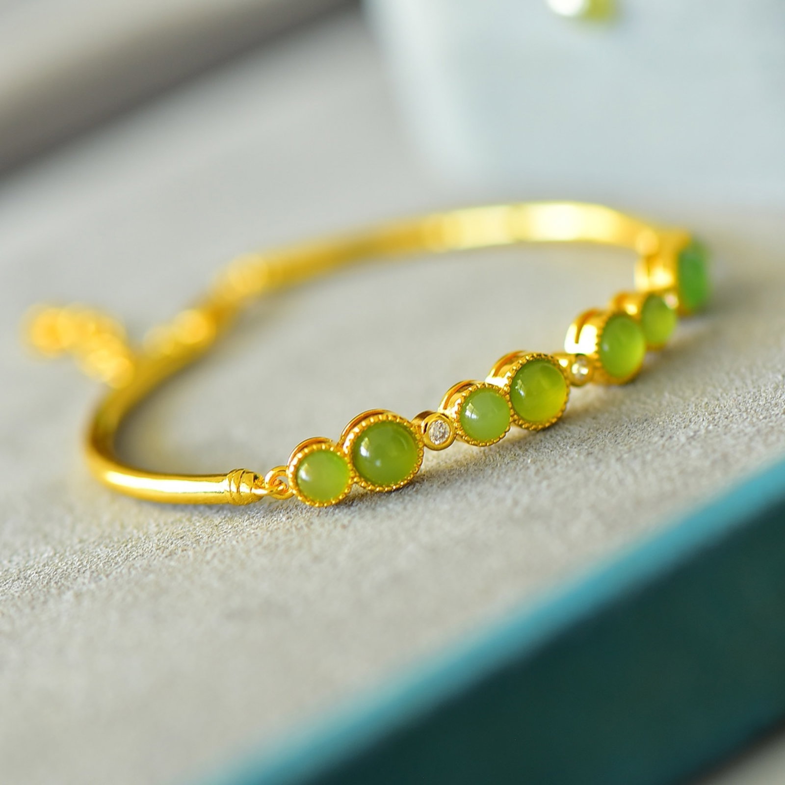 An Exquisite Bronze-Gold Plated Inlaid Jasper Bracelet: An Exquisite Bronze-Gold Plated Inlaid Jasper Bracelet,Size:0.2inx0.2in 铜镀金镶碧玉手镯
