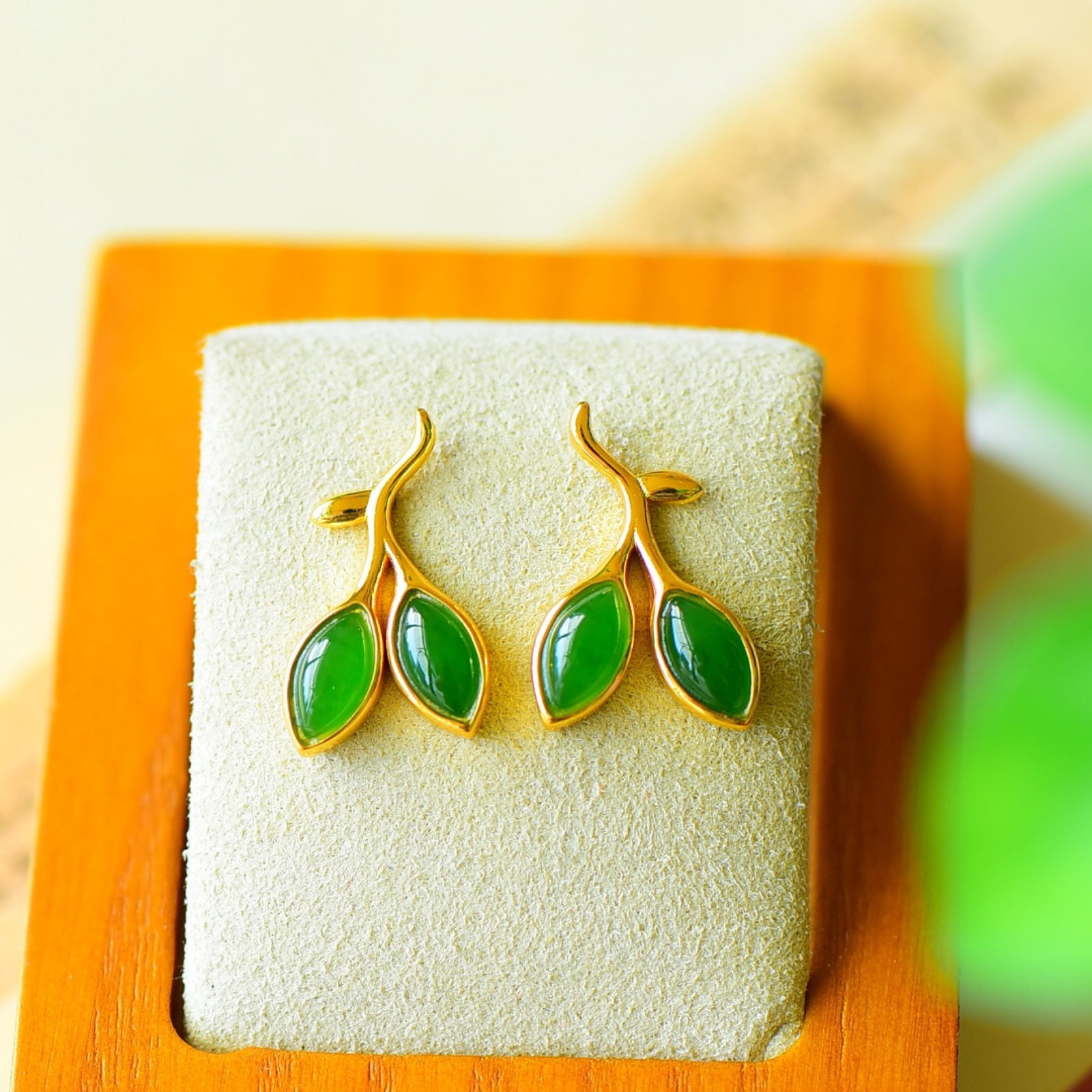 A Pair of Exquisite Sterling Silver-Gold Plated Inlaid Jasper Earrings: A Pair of Exquisite Sterling Silver-Gold Plated Inlaid Jasper Earrings,Size:0.5inx0.8in 一对纯银镀金镶碧玉耳钉
