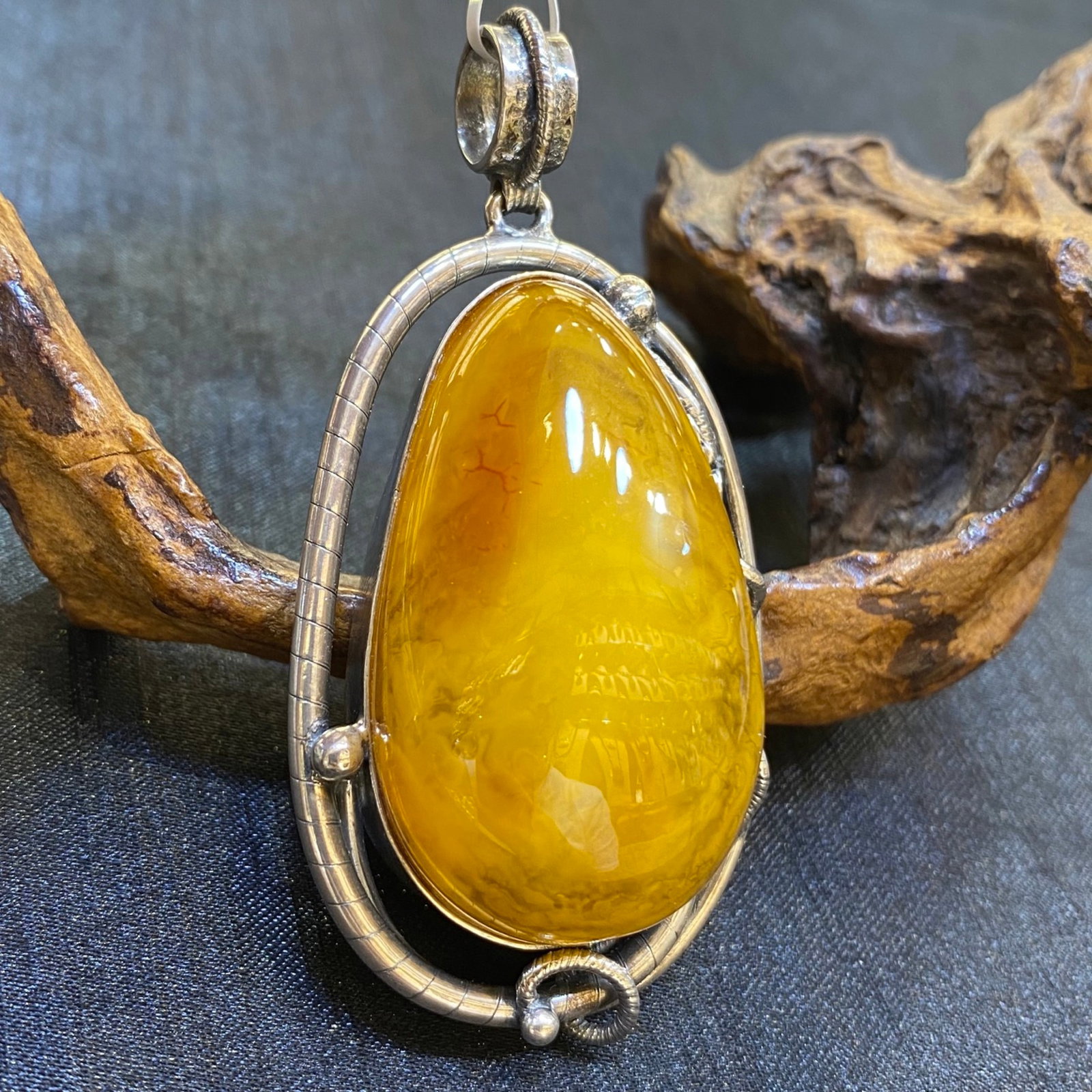 An Exquisite Beeswax Inlaid Silver Necklace: An Exquisite Beeswax Inlaid Silver Necklace,Size:1.4in,Weight:34.2g 蜜蜡镶银项链