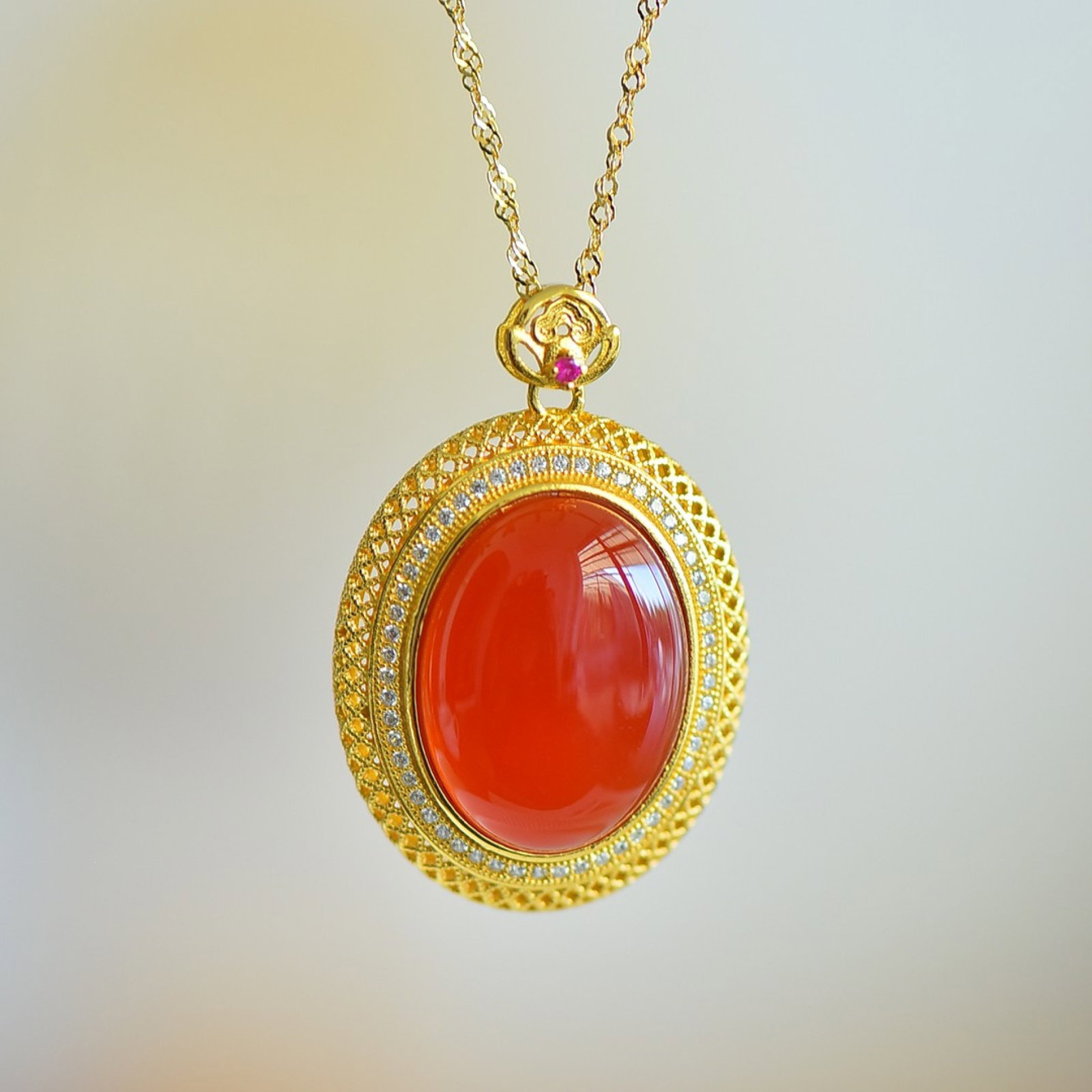 An Exquisite Sterling Silver-Gold Plated Inlaid Agate Pendant: An Exquisite Sterling Silver-Gold Plated Inlaid Agate Pendant,Size:0.6inx0.8in 纯银镀金镶玛瑙吊坠