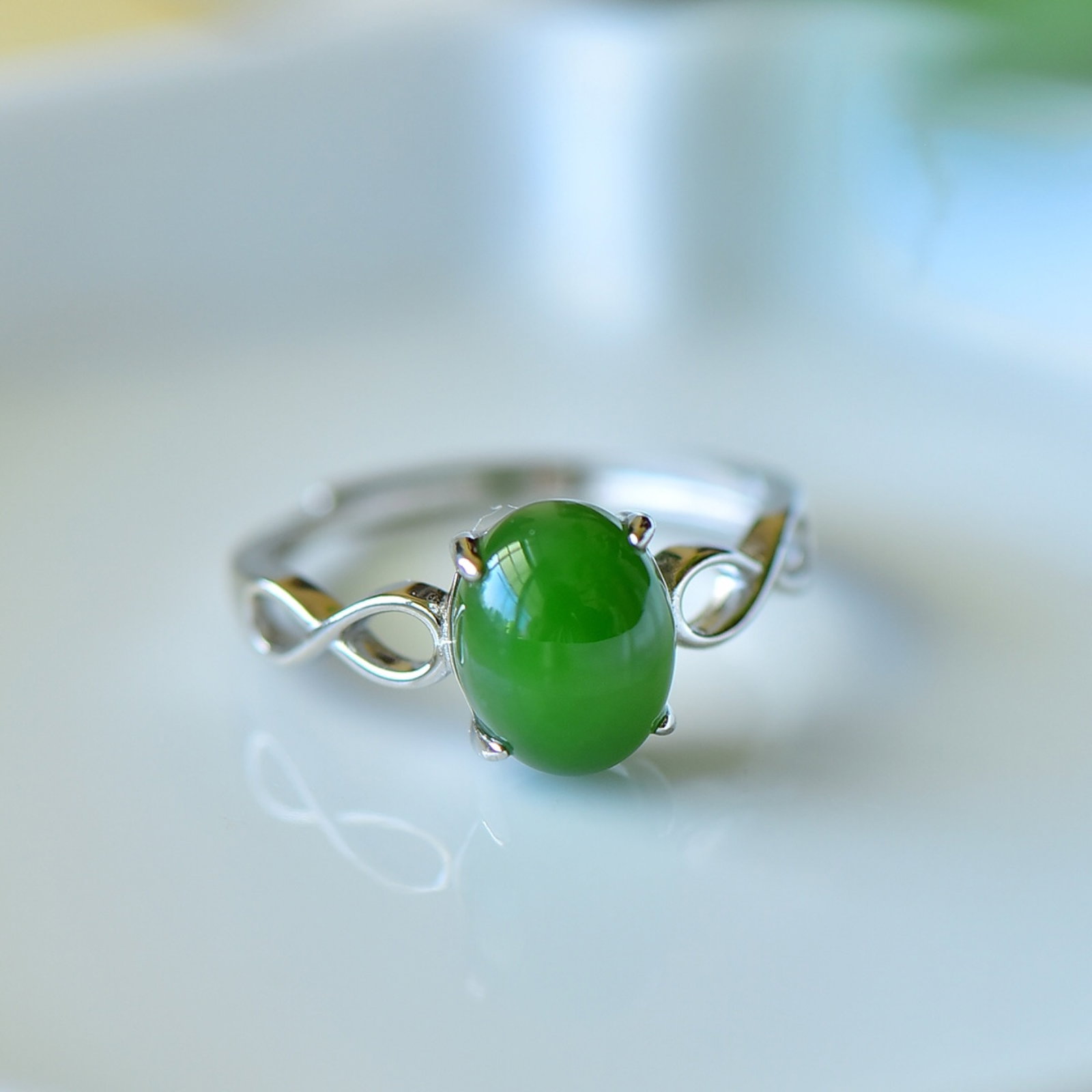 An Exquisite Sterling Silver Inlaid Jasper Ring: An Exquisite Sterling Silver Inlaid Jasper Ring,Size:0.3inx0.4in 纯银镶碧玉戒指
