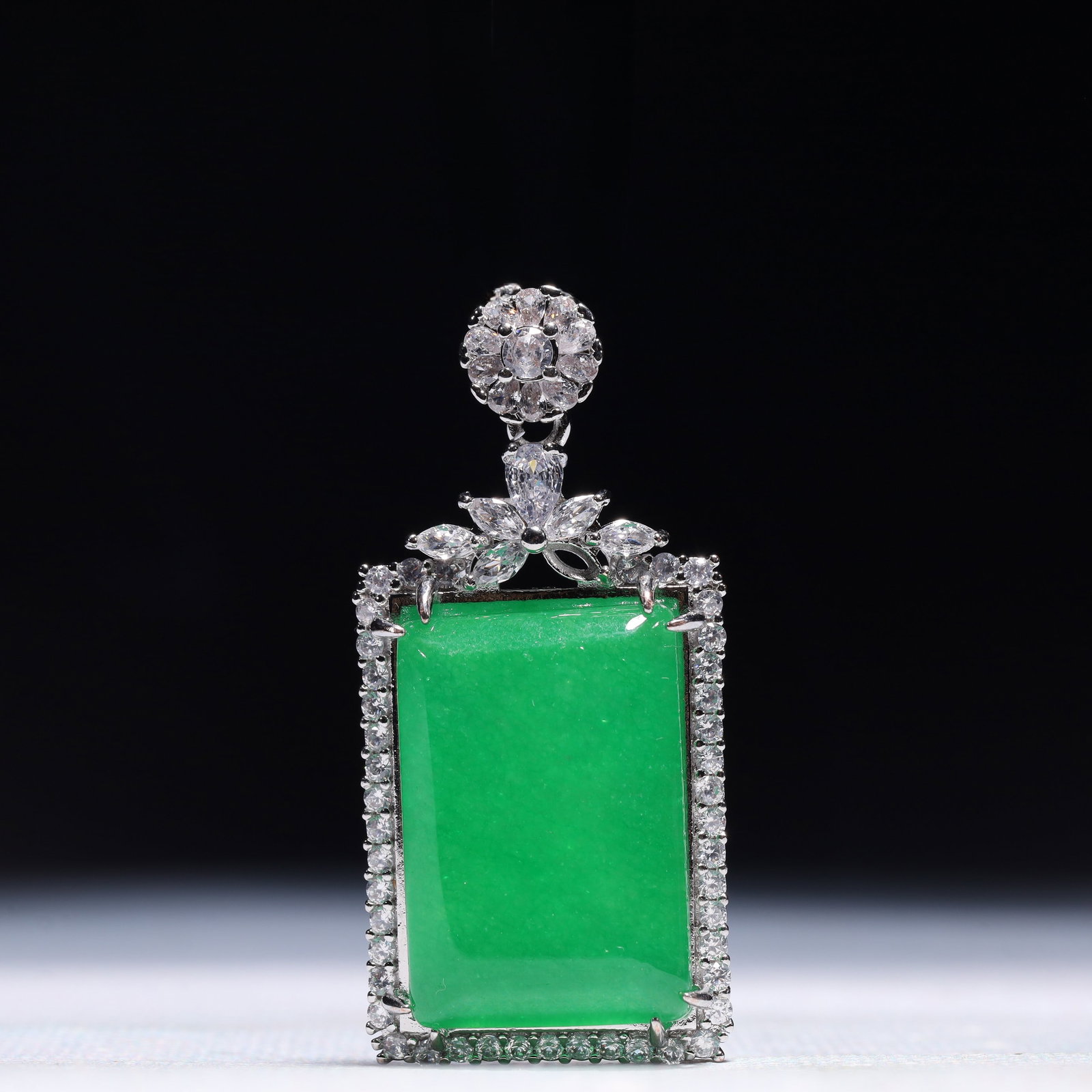 An Exquisite Pendant,Inlaid Gems: An Exquisite Pendant,Inlaid Gems,Size:1inx0.4inx2in,Weight:22.3g 一个精美的吊坠,镶宝石