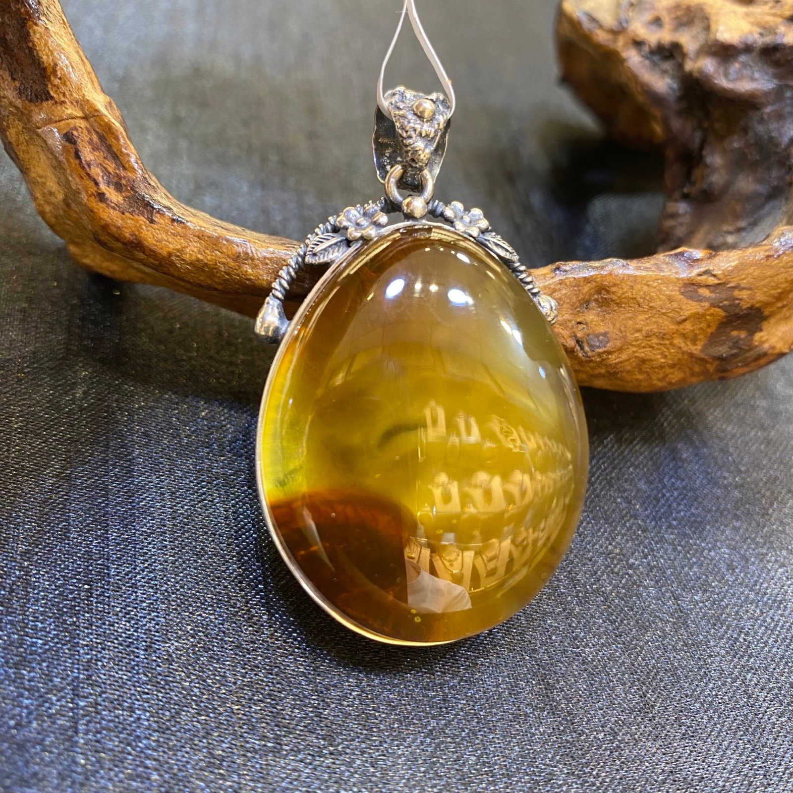 An Exquisite Beeswax Inlaid Silver Necklace: An Exquisite Beeswax Inlaid Silver Necklace,Size:1.2in,Weight:13.3g 蜜蜡镶银项链