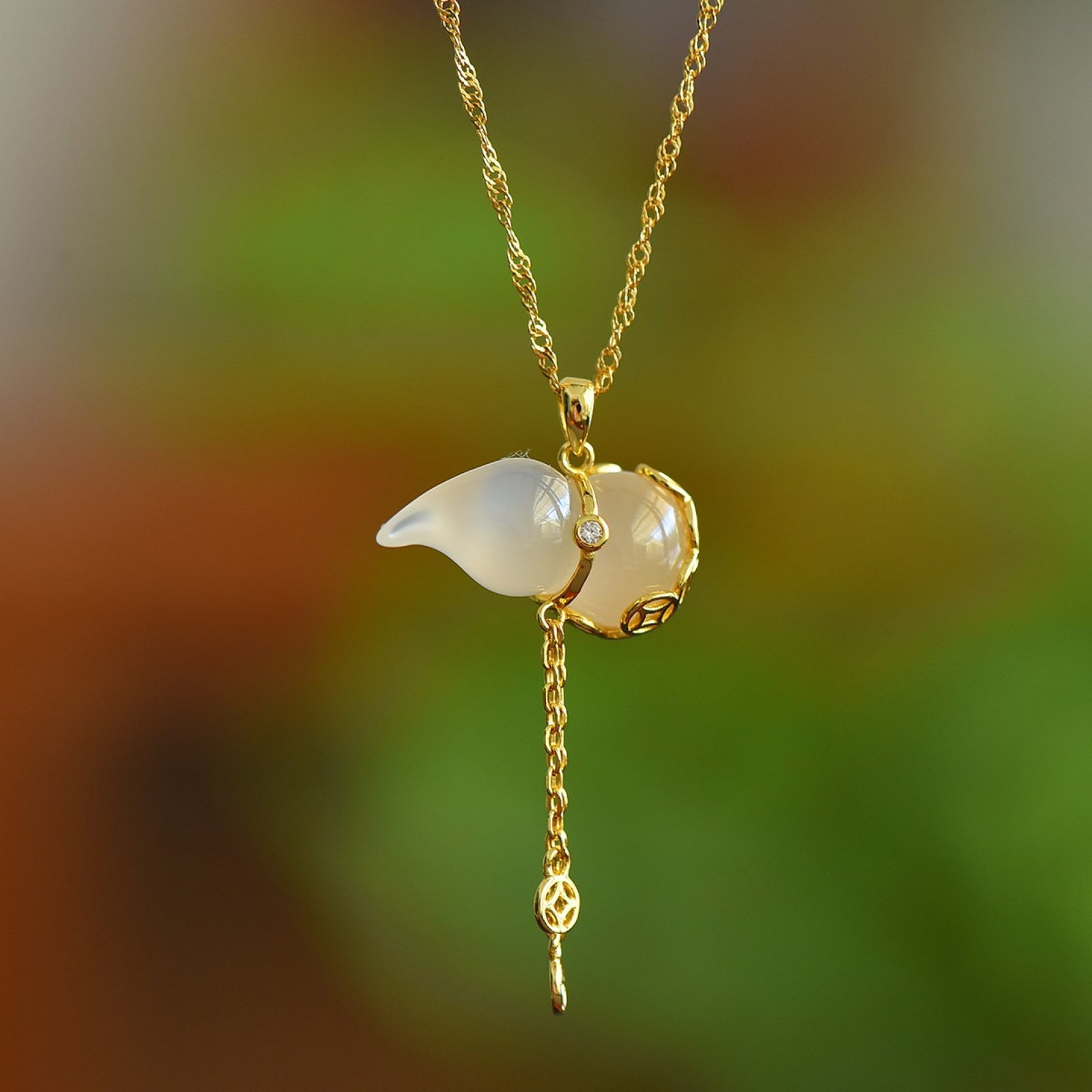 An Exquisite Sterling Silver-Gold Plated Inlaid White Agate Necklace: An Exquisite Sterling Silver-Gold Plated Inlaid White Agate Necklace,Size:0.8inx0.4in 纯银镀金镶白玛瑙项链