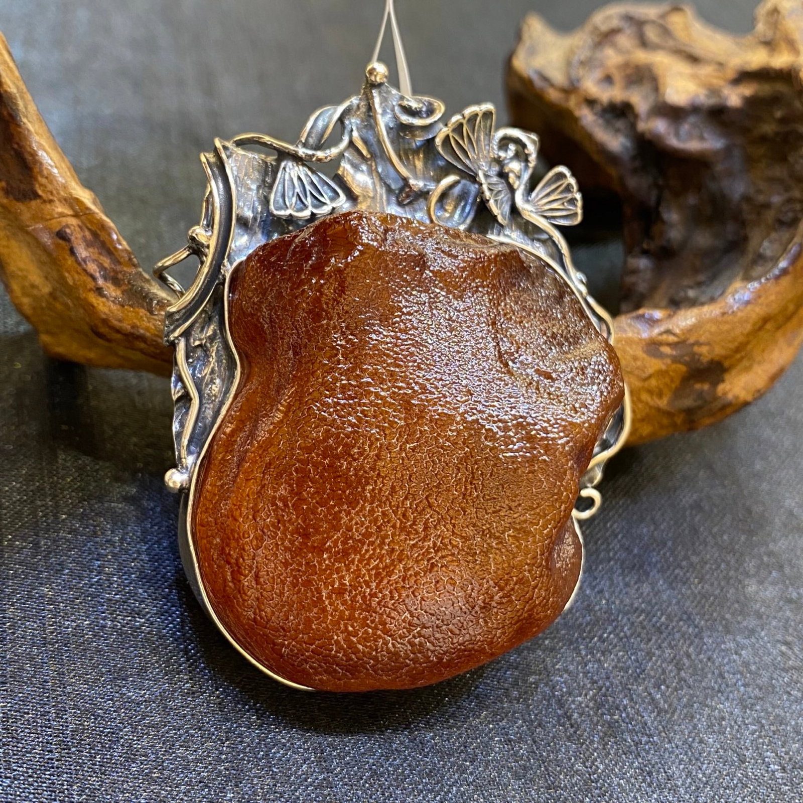 An Exquisite Beeswax Inlaid Silver Necklace: An Exquisite Beeswax Inlaid Silver Necklace,Size:1.7in,Weight:31.5g 蜜蜡镶银项链
