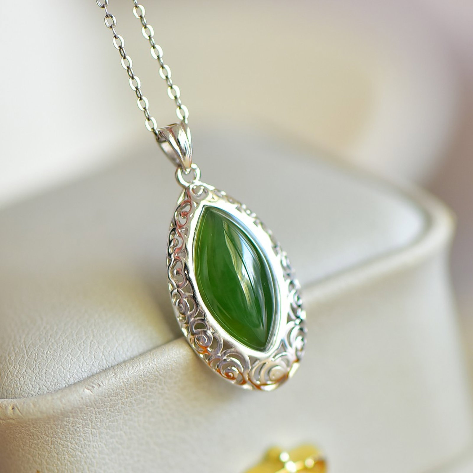 An Exquisite Sterling Silver Inlaid Jasper Pendant: An Exquisite Sterling Silver Inlaid Jasper Pendant , Size :0.3inx0.6in 纯银镶碧玉吊坠,尺寸:0.3inx0.6in