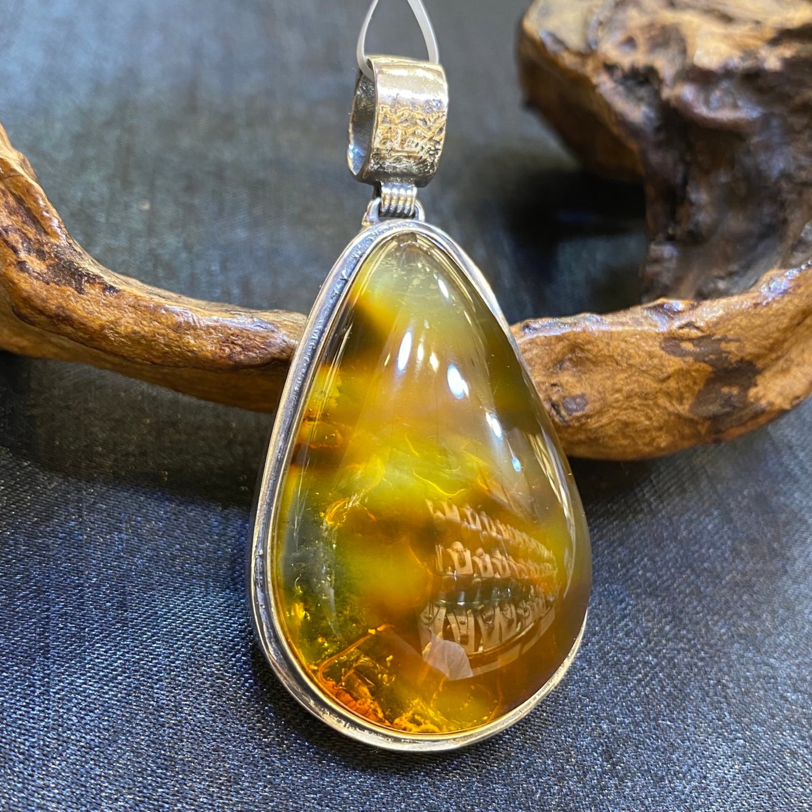 An Exquisite Beeswax Inlaid Silver Necklace: An Exquisite Beeswax Inlaid Silver Necklace,Size:1.2in,Weight:15.3g 蜜蜡镶银项链
