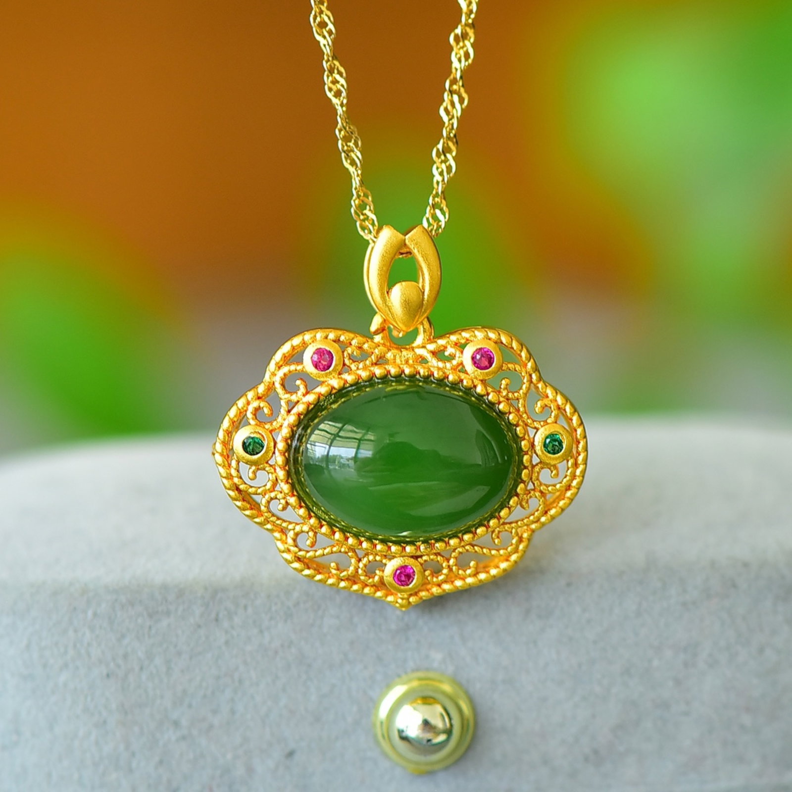 An Exquisite Bronze-Gold Plated Inlaid Jasper Necklace: An Exquisite Bronze-Gold Plated Inlaid Jasper Necklace,Size:0.4inx0.6in 铜镀金镶碧玉项链