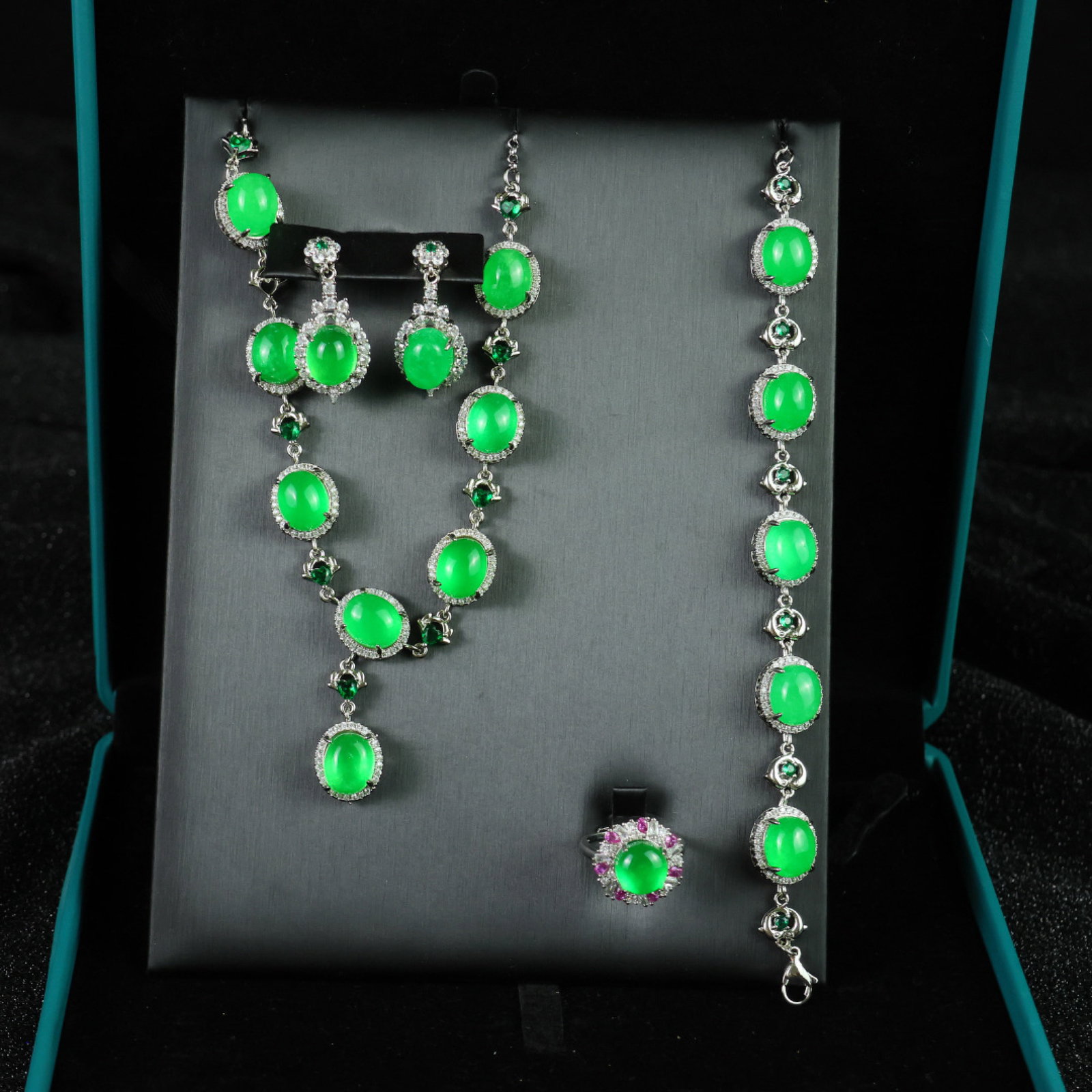 A Set of Fine Jewelry: A Set of Fine Jewelry 一套精美的首饰