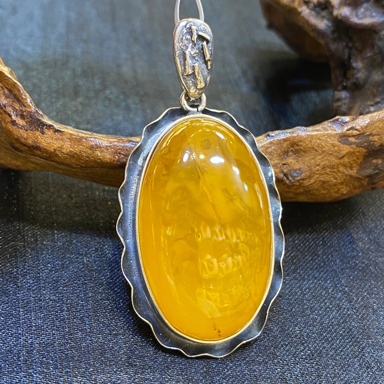 An Exquisite Beeswax Inlaid Silver Necklace: An Exquisite Beeswax Inlaid Silver Necklace,Size:1.1in,Weight:11.6g 蜜蜡镶银项链