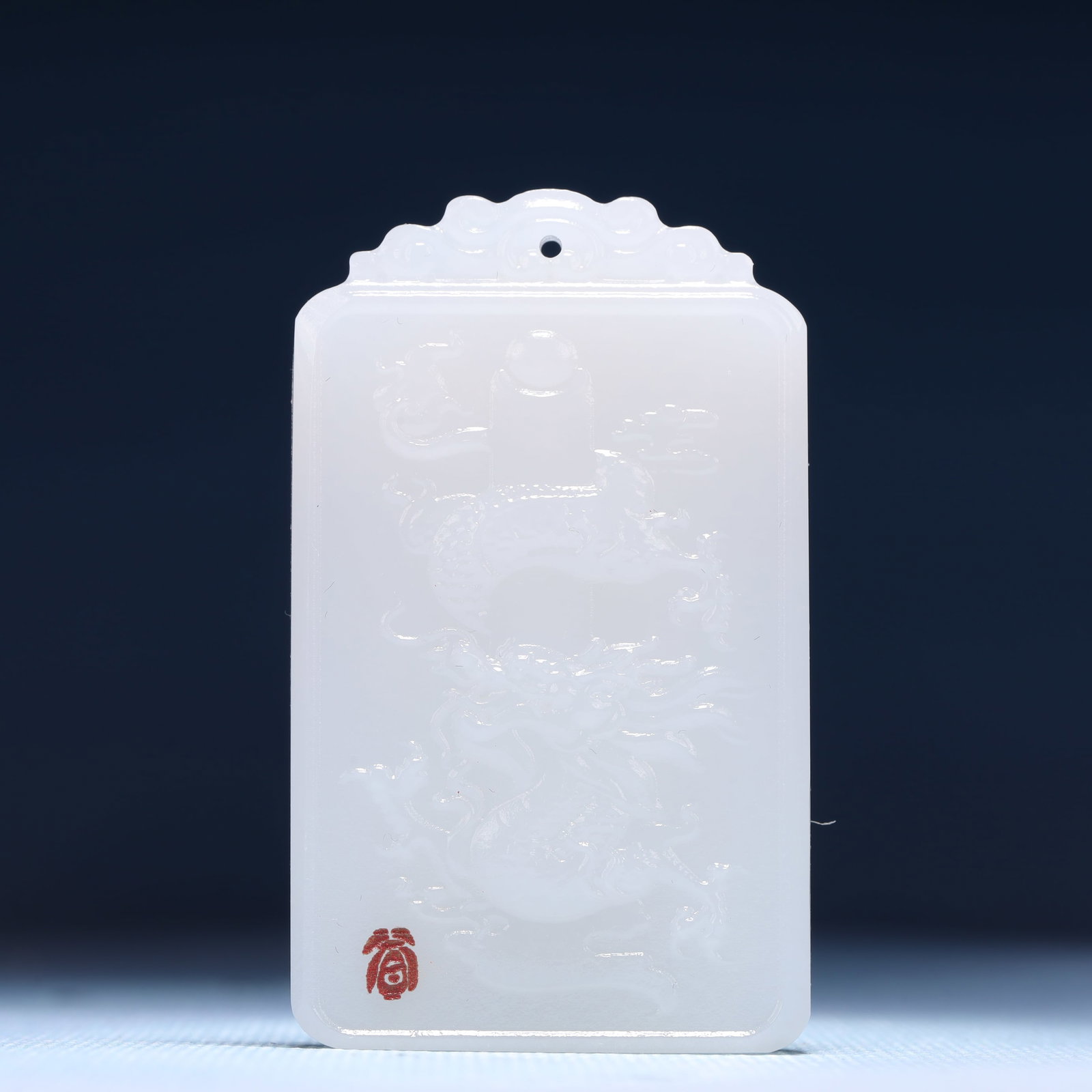 An Exquisite White Jade Dragon Pattern Pendant: An Exquisite White Jade Dragon Pattern Pendant,Size:1.6inx0.4inx2.4in,Weight:45g 白玉龙纹牌