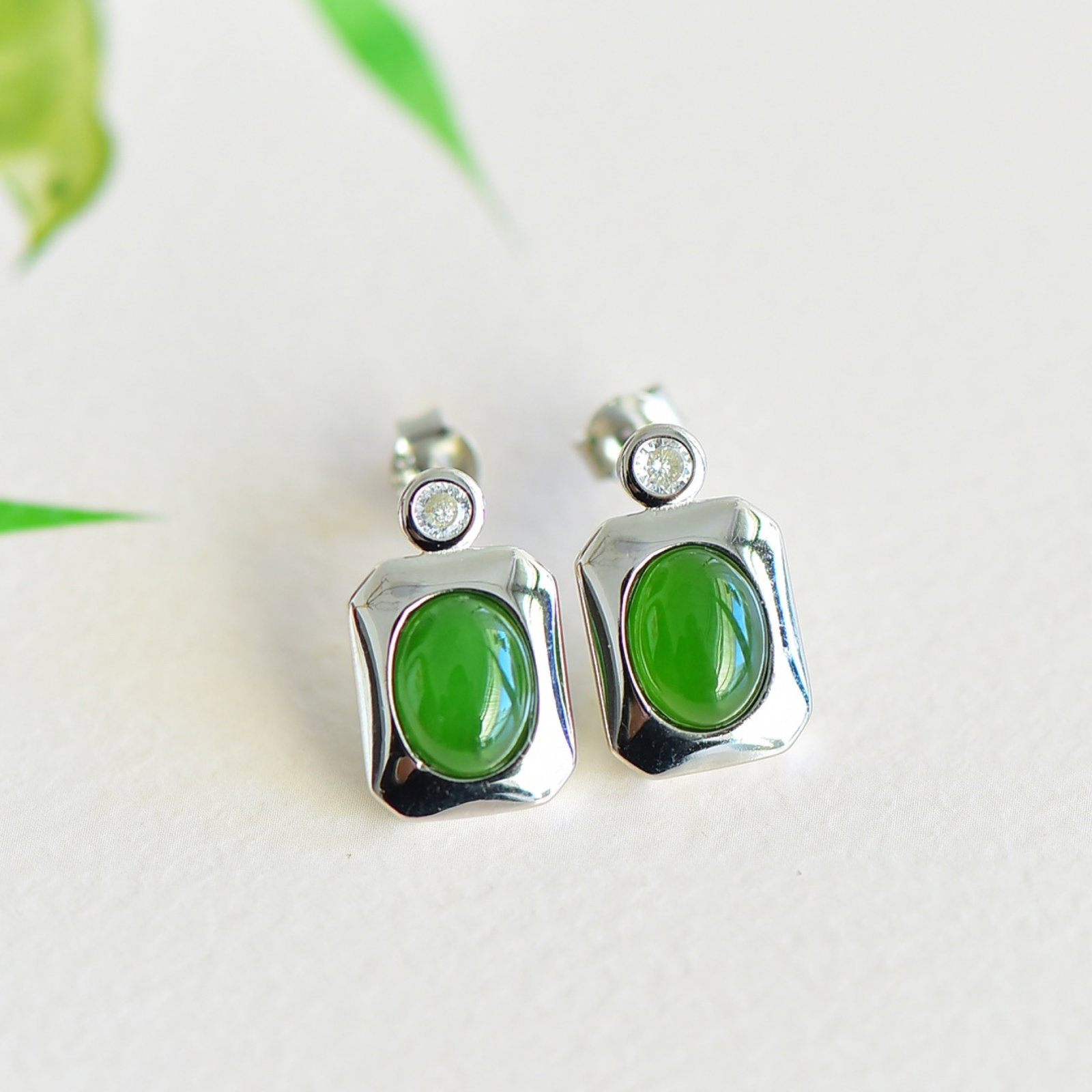 A Pair of Exquisite Sterling Silver Inlaid Jasper Earrings: A Pair of Exquisite Sterling Silver Inlaid Jasper Earrings,Size:0.2inx0.3in 一对纯银镶碧玉耳环