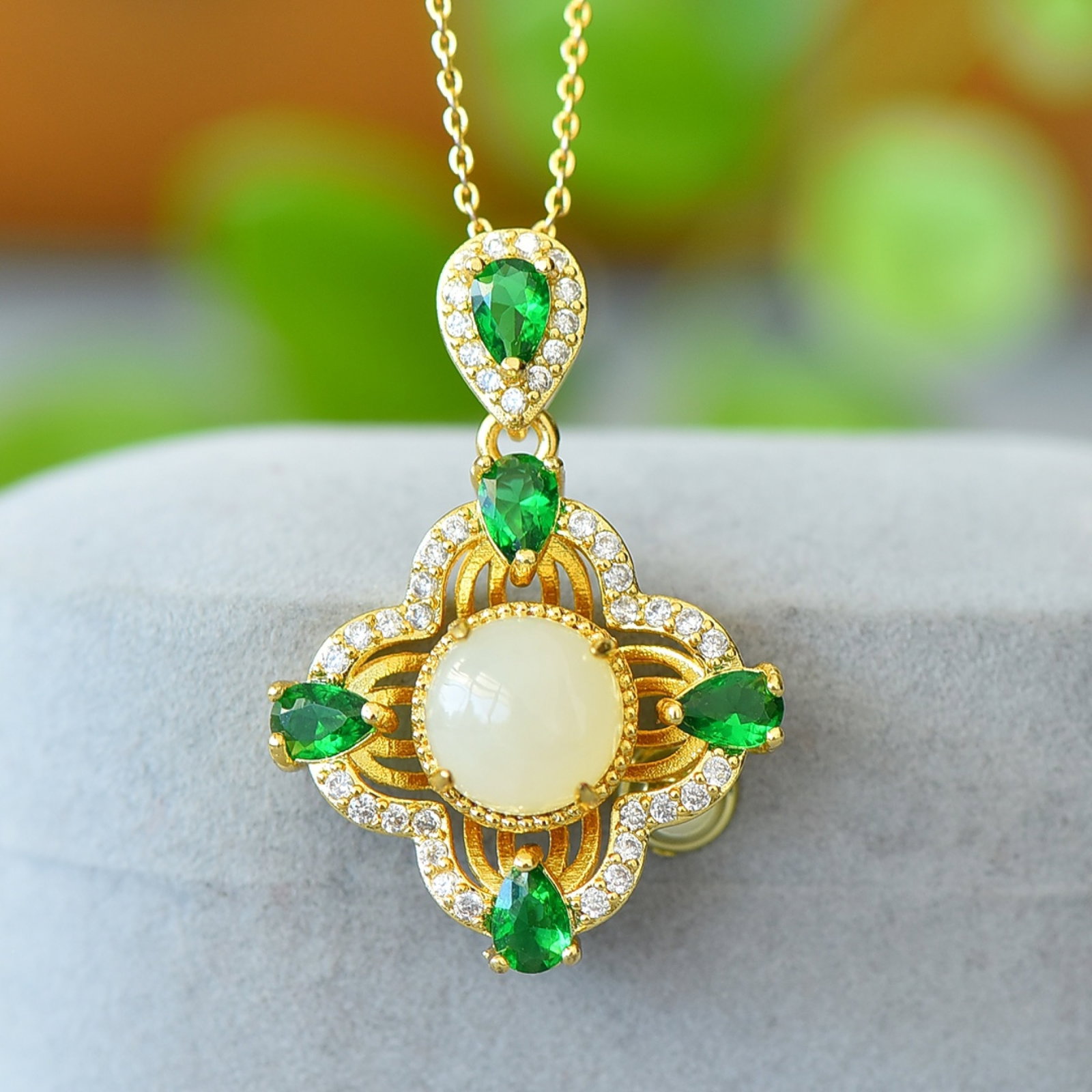 An Exquisite Bronze-Gold Plated Inlaid White Jade Necklace: An Exquisite Bronze-Gold Plated Inlaid White Jade Necklace,Size:0.4inx0.4in 铜镀金镶白玉项链