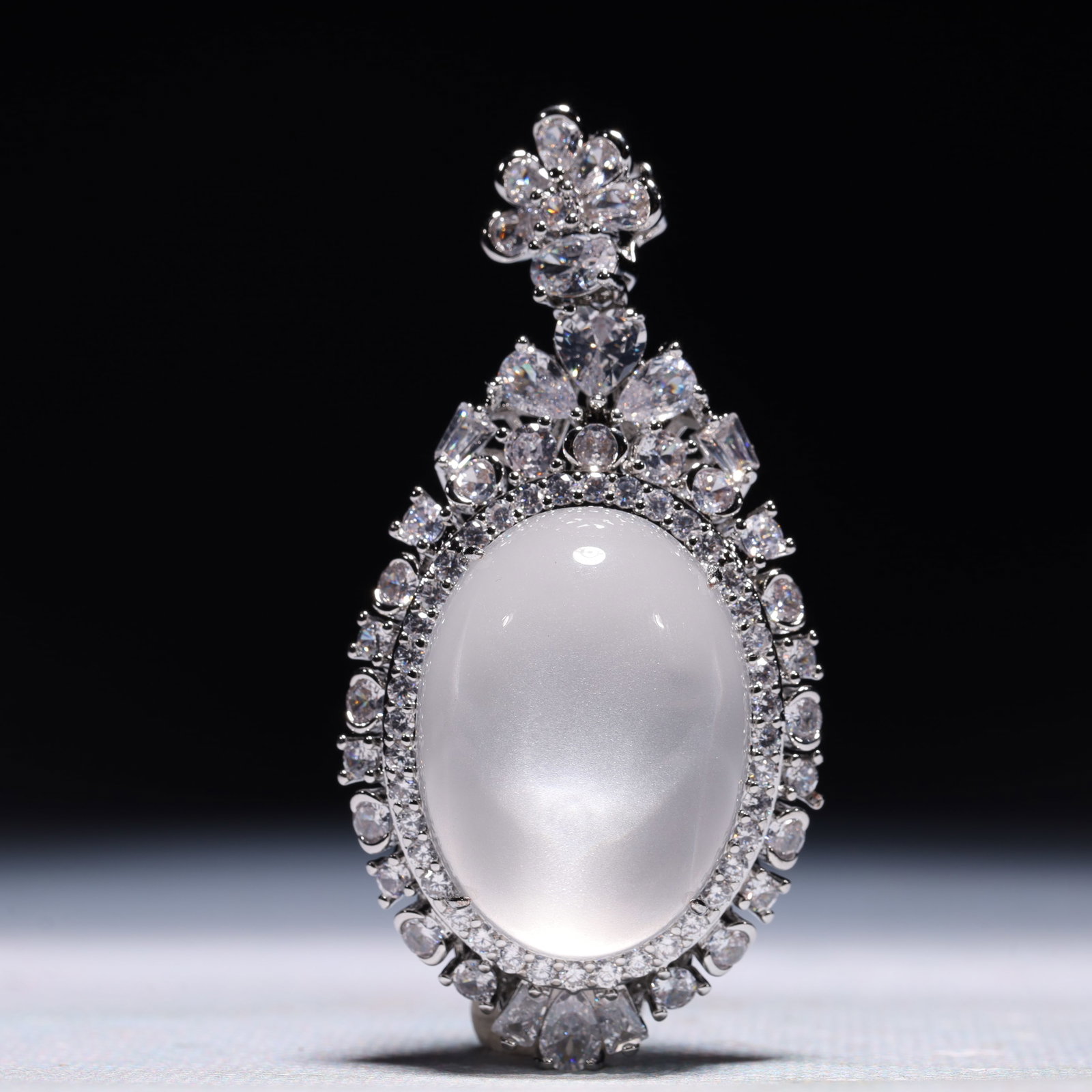 An Exquisite Pendant,Inlaid Gems: An Exquisite Pendant,Inlaid Gems,Size:1.2inx0.6inx2.4in,Weight:25.8g 一个精美的吊坠,镶宝石