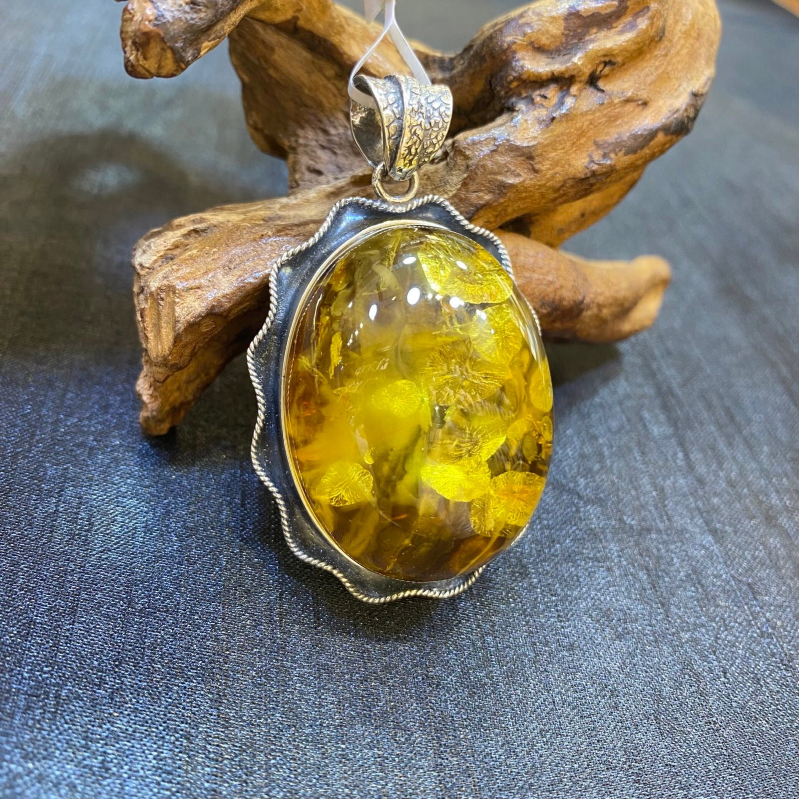 An Exquisite Beeswax Inlaid Silver Necklace: An Exquisite Beeswax Inlaid Silver Necklace,Size:1.4in,Weight:26.9g 蜜蜡镶银项链