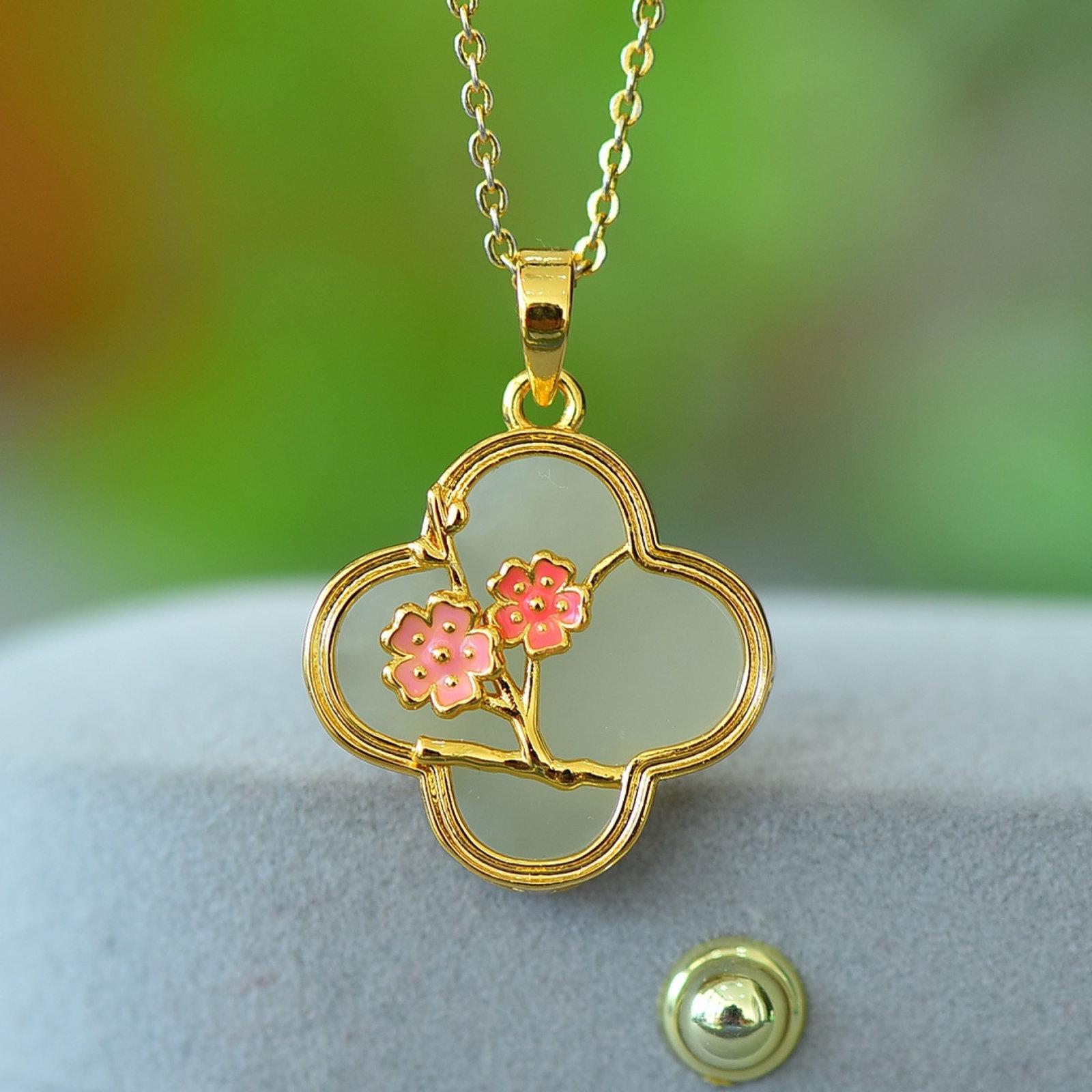 An Exquisite Bronze-Gold Plated Inlaid White Jade Flower Pattern Necklace: An Exquisite Bronze-Gold Plated Inlaid White Jade Flower Pattern Necklace,Size:0.7inx0.7in 铜镀金镶白玉花卉纹项链