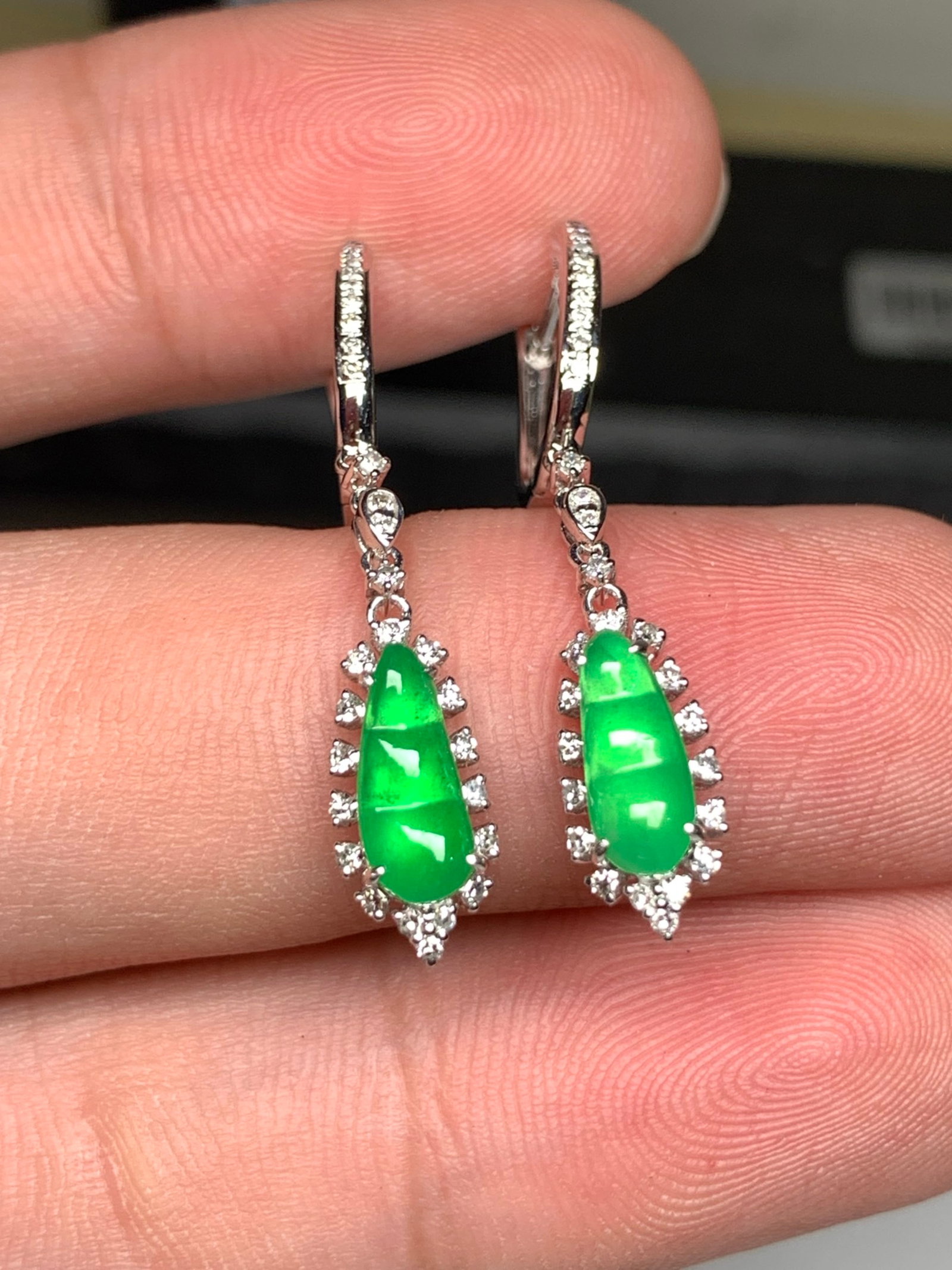 A Pair of Exquisite 18k Gold Diamond Inlaid Jadeite Earrings: A Pair of Exquisite 18k Gold Diamond Inlaid Jadeite Earrings,Size(Loose Stone):0.4inx0.1inx0.1in ??18k????????