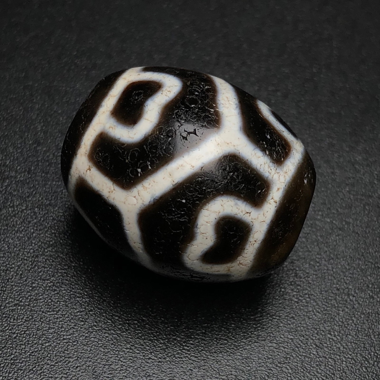 An Exquisite Dzi Bead Pendant: An Exquisite Dzi Bead Pendant,Size:1inx0.8in,Weight:16.7g 天珠挂件