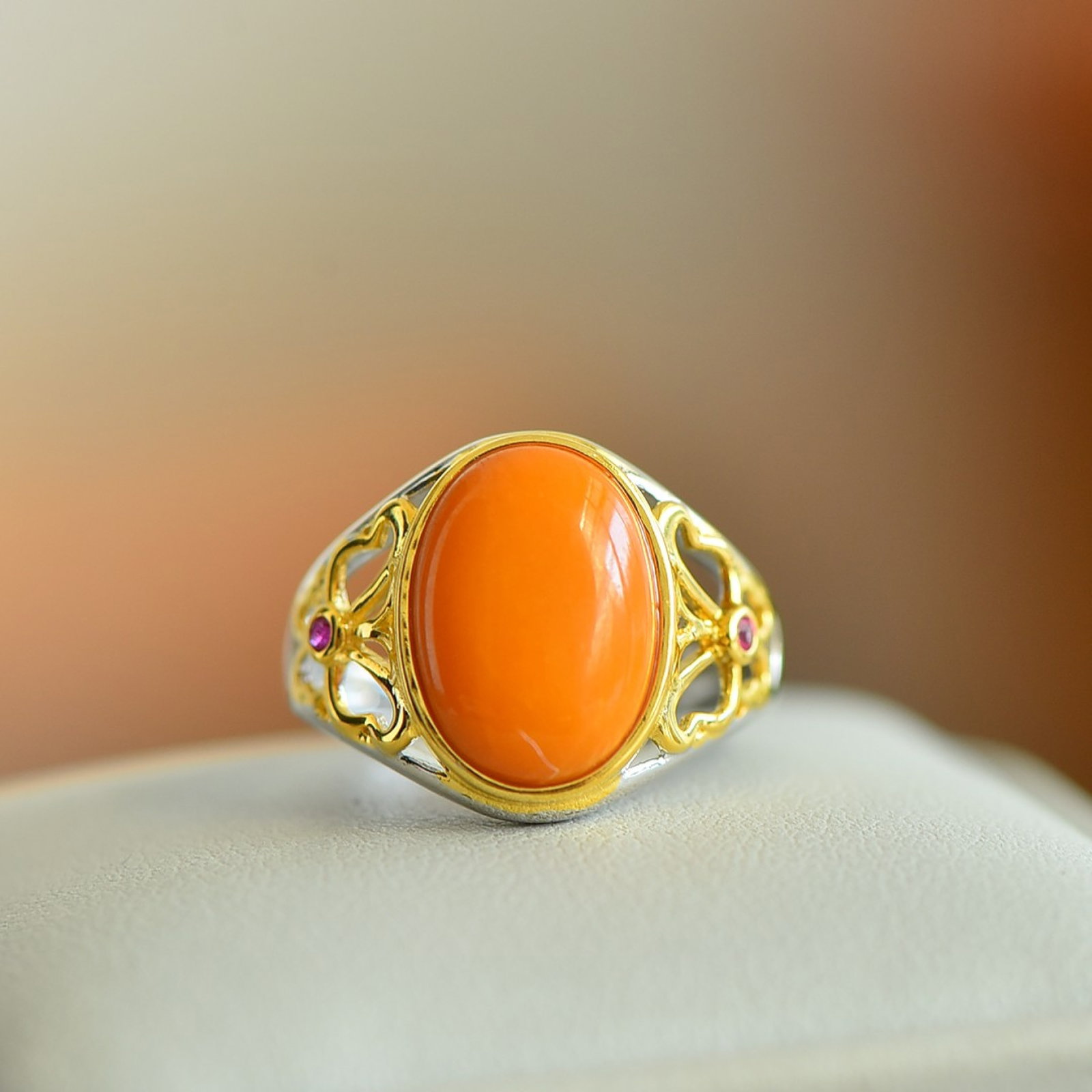 An Exquisite Sterling Silver-Gold Plated Inlaid Beeswax Ring: An Exquisite Sterling Silver-Gold Plated Inlaid Beeswax Ring,Size:0.4inx0.6in 纯银镀金镶蜜蜡戒指